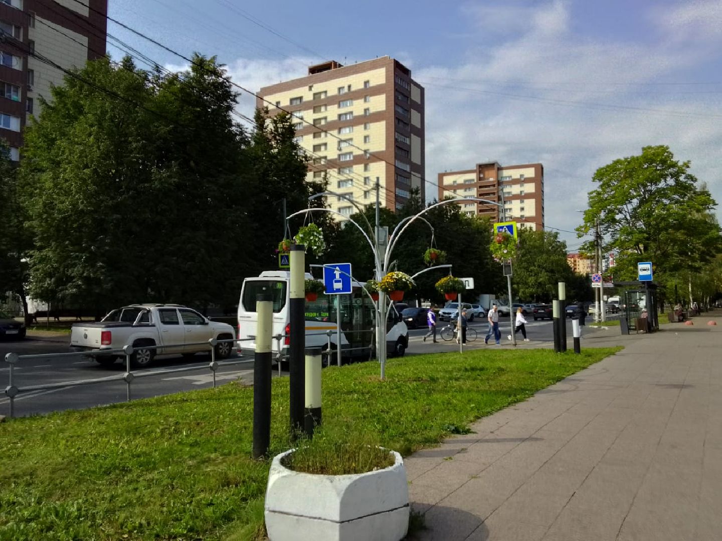 Долгопрудный, зонтичная клумба, цветочное кашпо