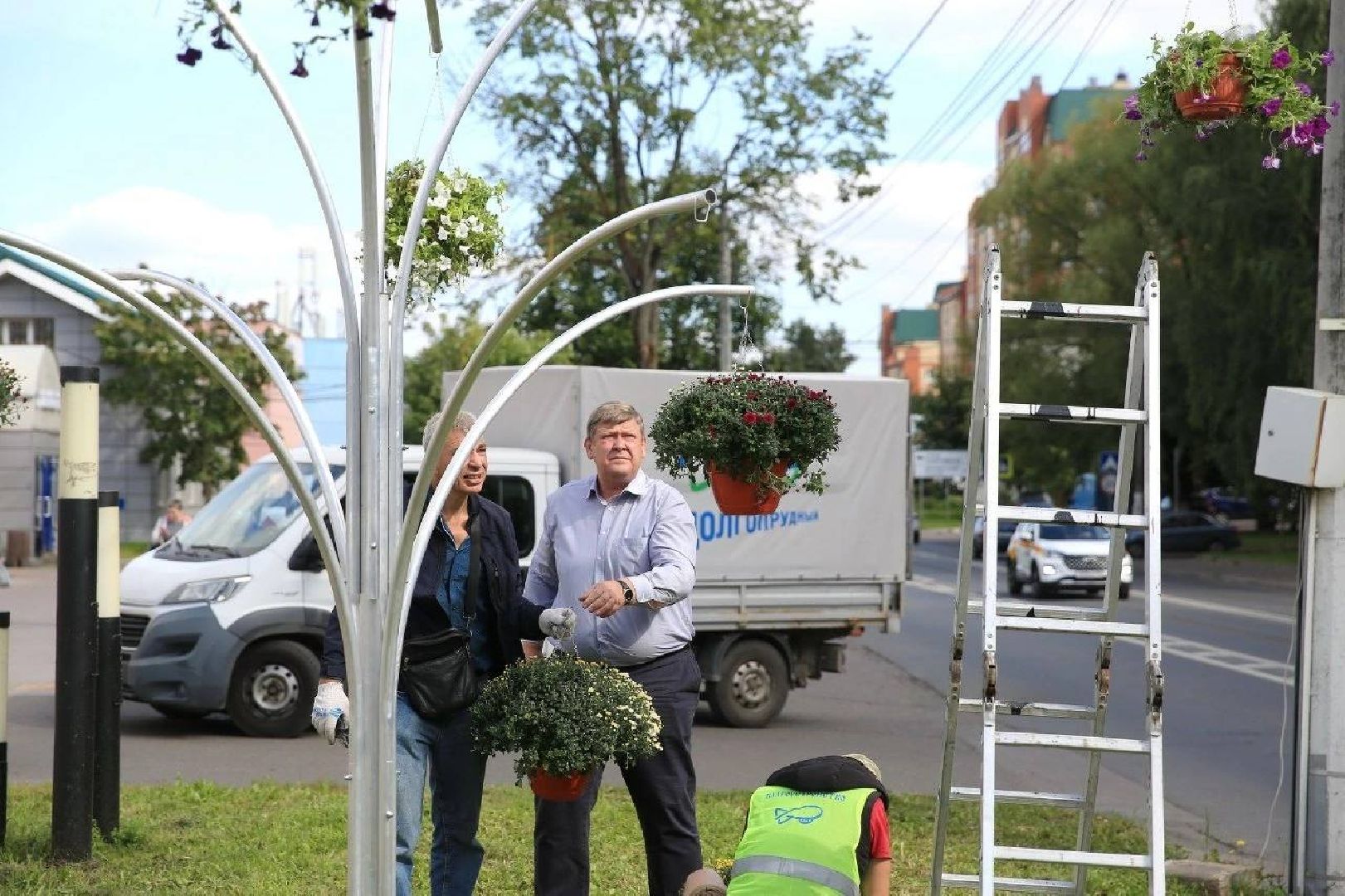Долгопрудный, зонтичная клумба, цветочное кашпо