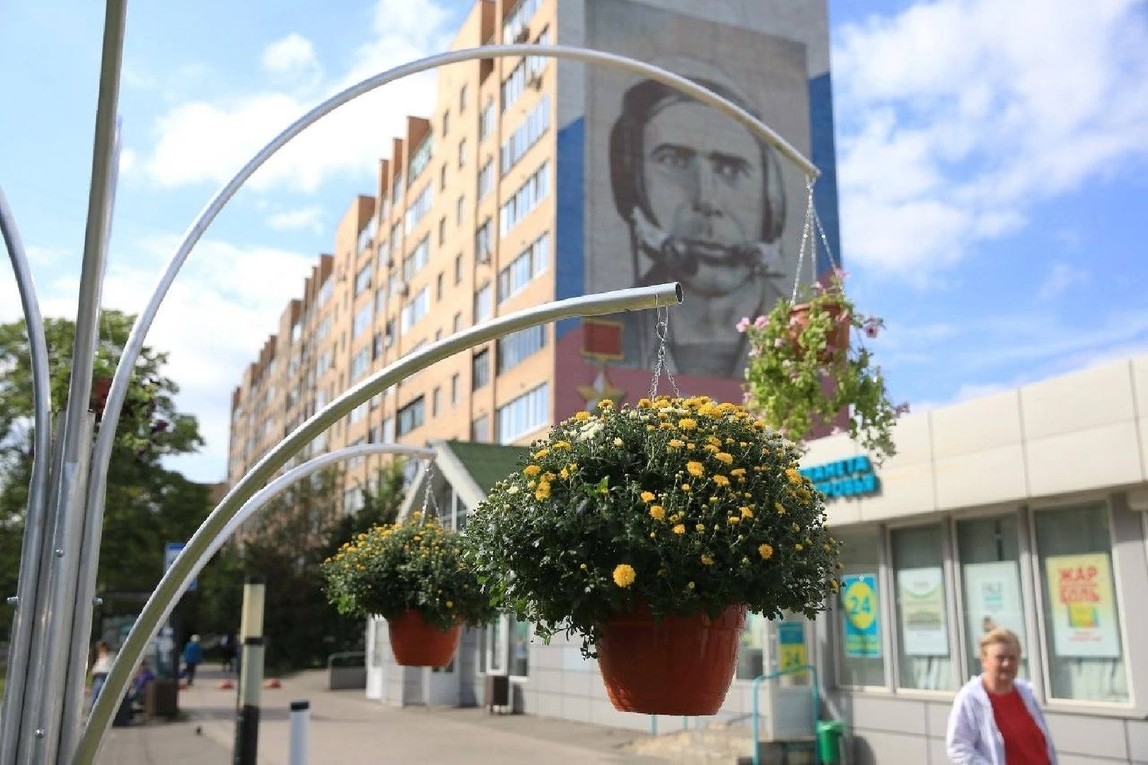 Долгопрудный, зонтичная клумба, цветочное кашпо