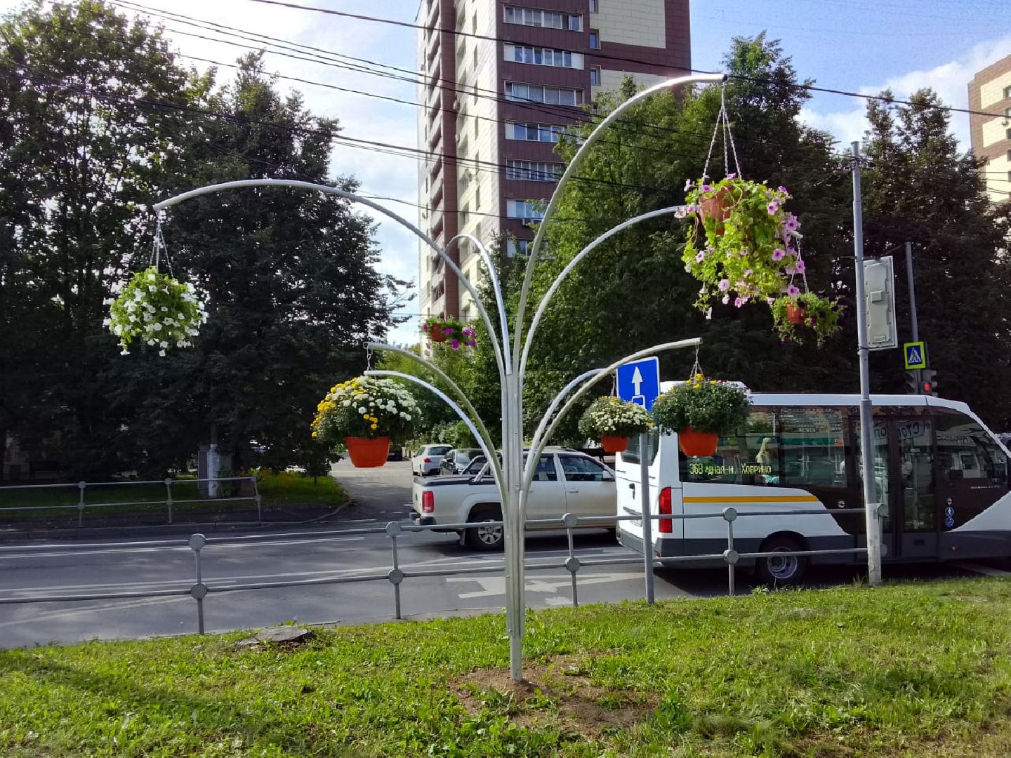 Долгопрудный, зонтичная клумба, цветочное кашпо