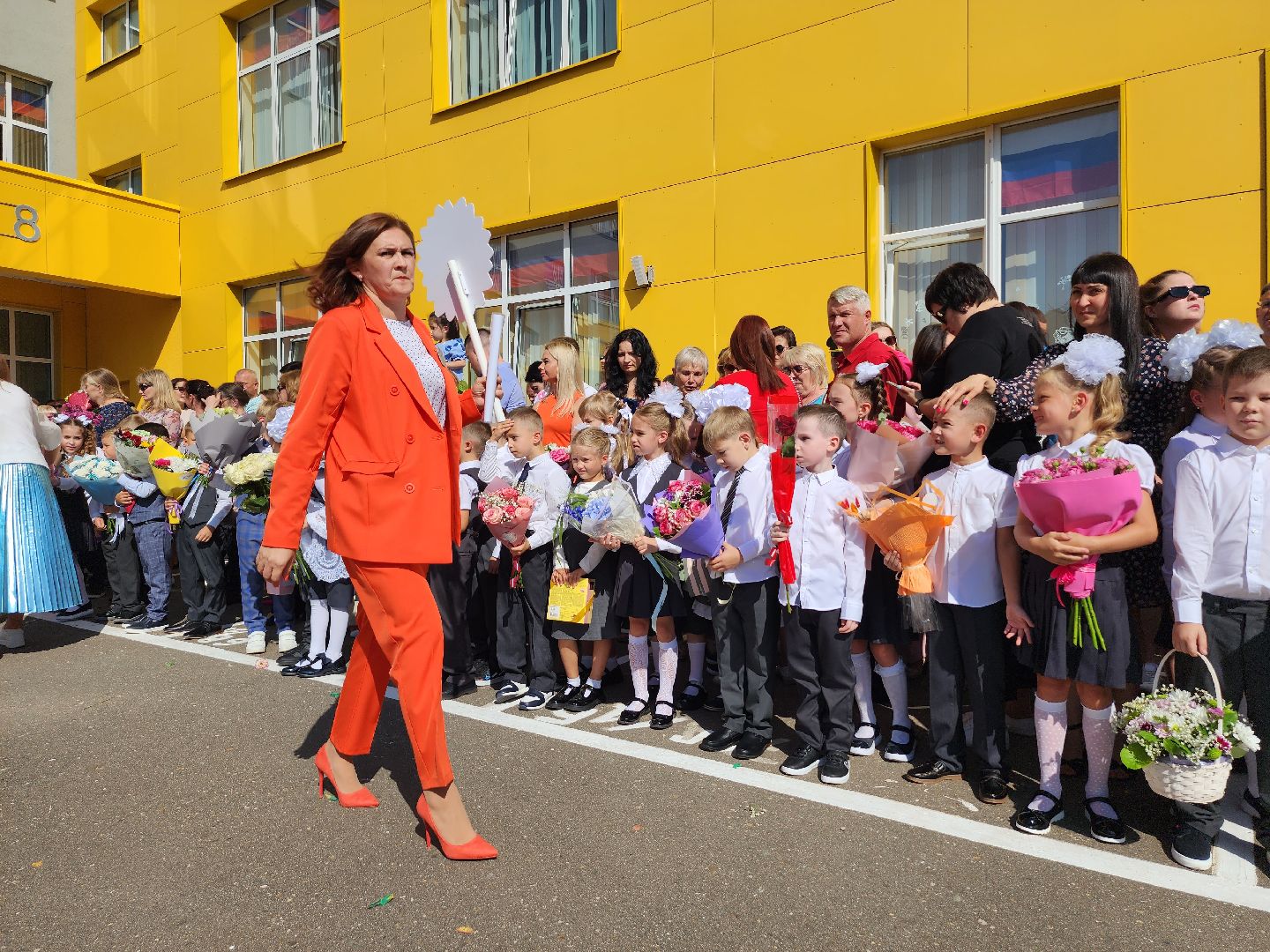 школа 18, серпухов, 1 сентября, день знаний, первоклассники,