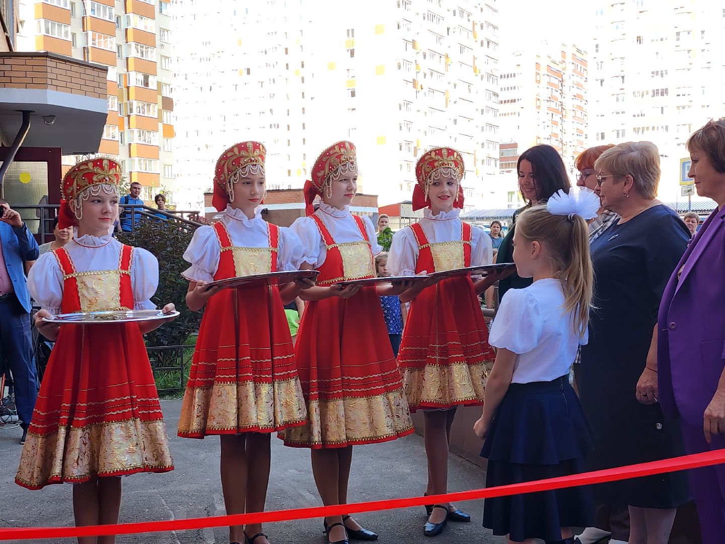 библиотека; досуг; чтение; зелёные аллеи; видное