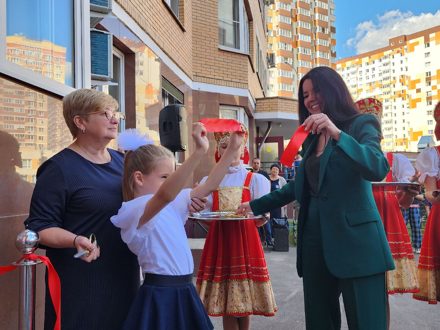 библиотека; досуг; чтение; зелёные аллеи; видное