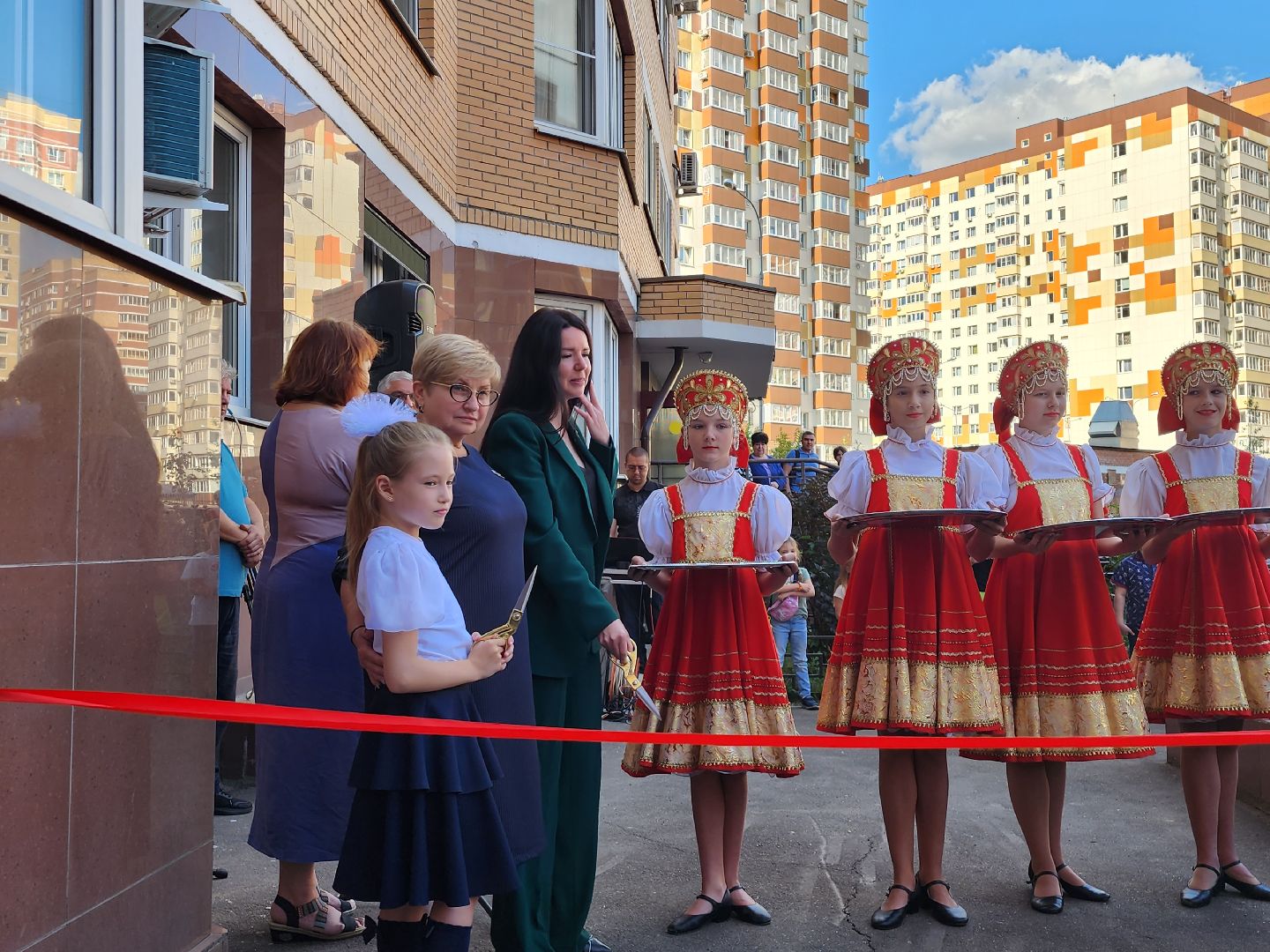 библиотека; досуг; чтение; зелёные аллеи; видное