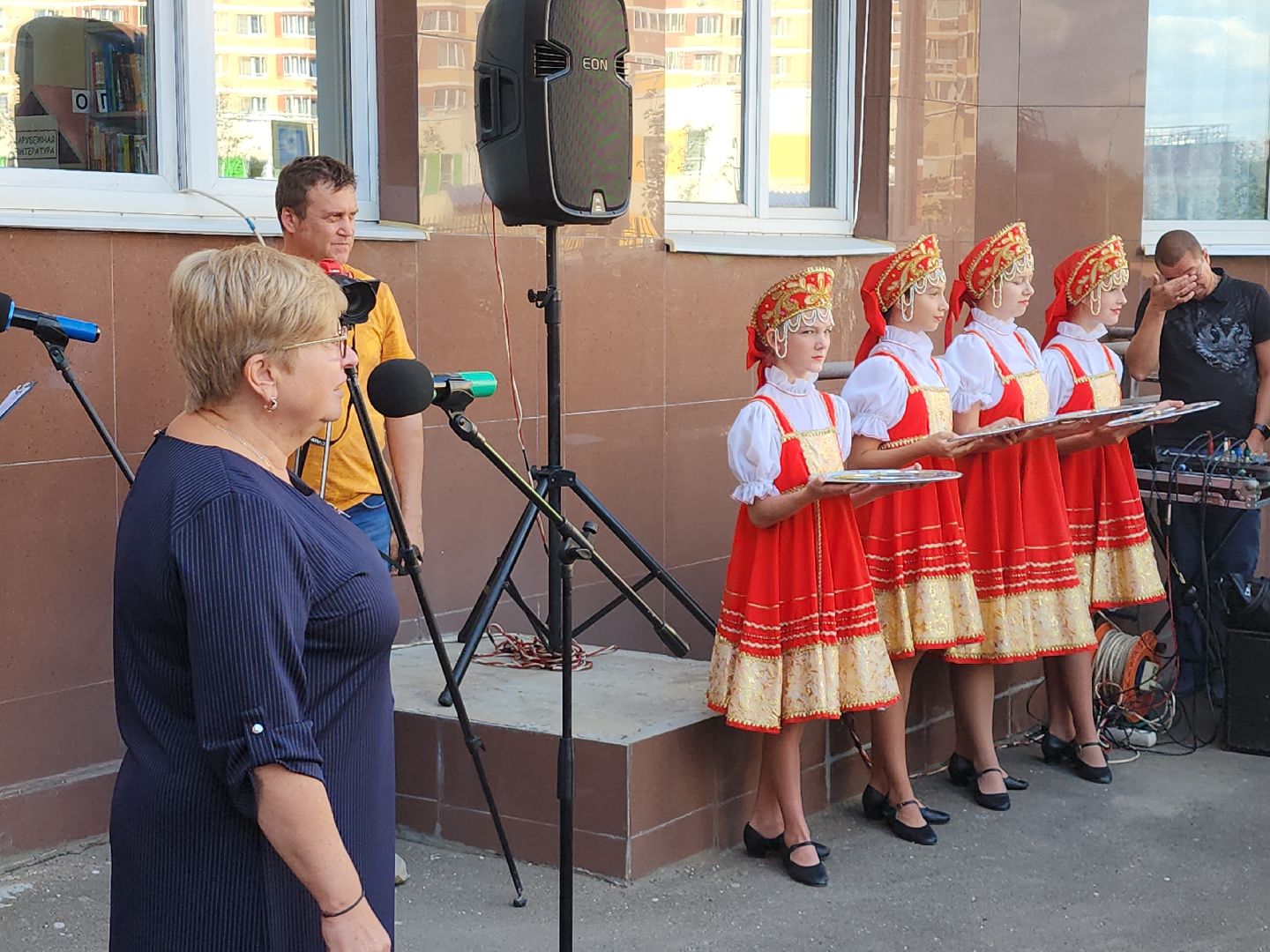 библиотека; досуг; чтение; зелёные аллеи; видное