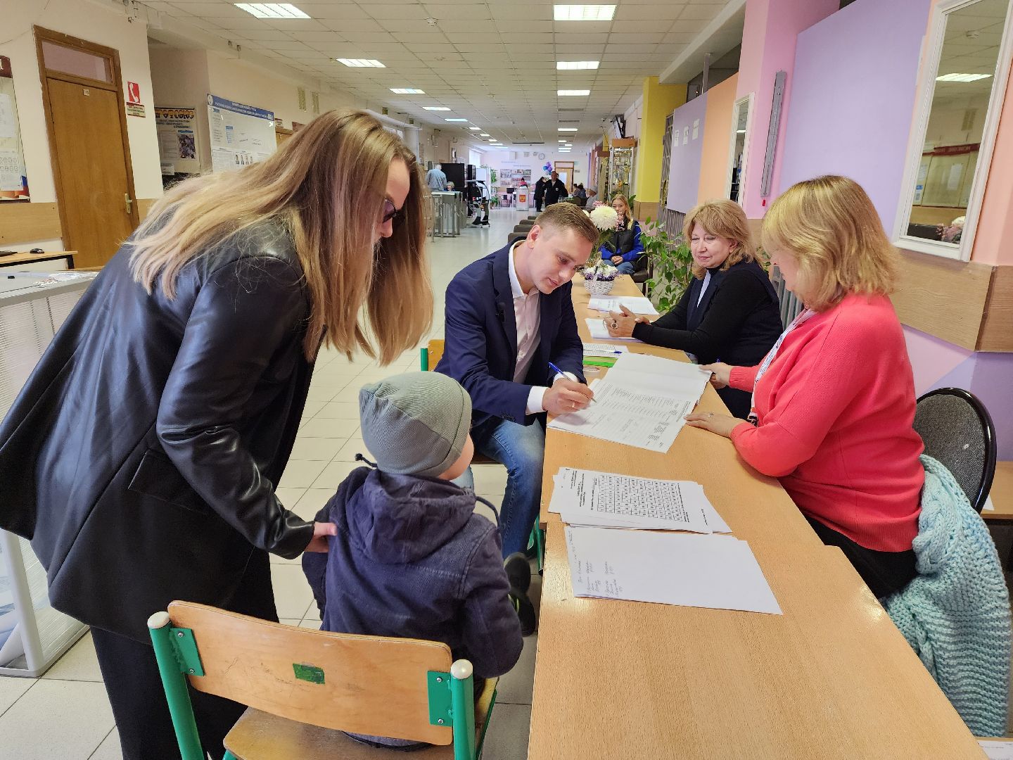 Раменское, выборы, лидер молодёжного движения в Раменском пришёл на голосование со своей семьёй