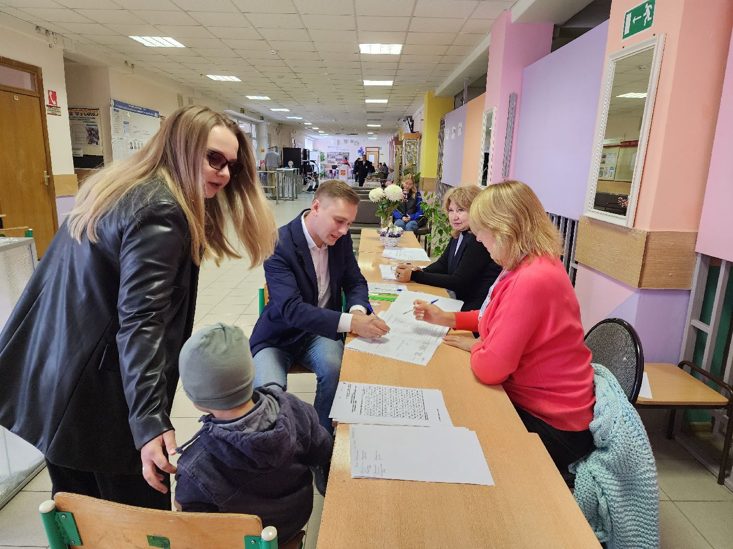 Раменское, выборы, лидер молодёжного движения в Раменском пришёл на голосование со своей семьёй