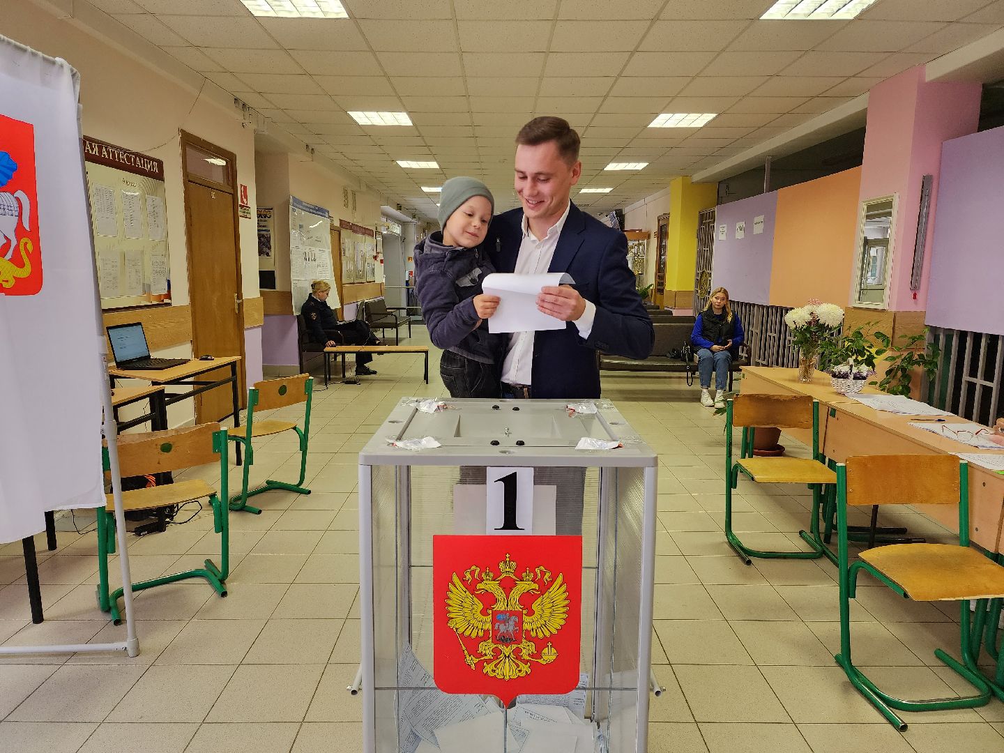 Раменское, выборы, лидер молодёжного движения в Раменском пришёл на голосование со своей семьёй