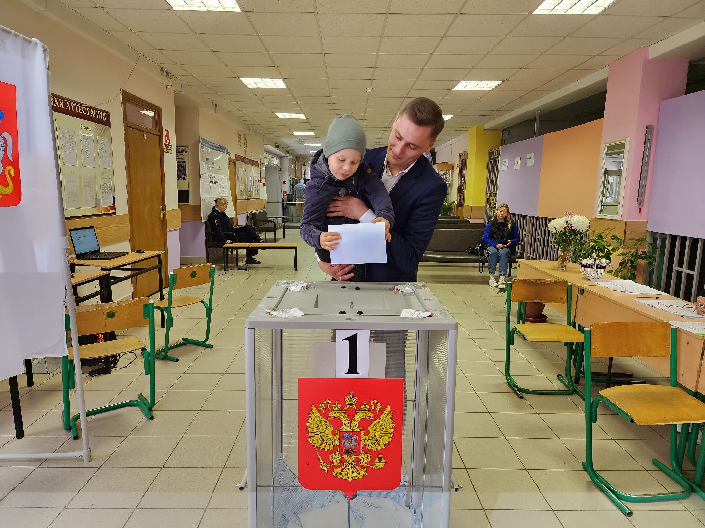 Раменское, выборы, лидер молодёжного движения в Раменском пришёл на голосование со своей семьёй