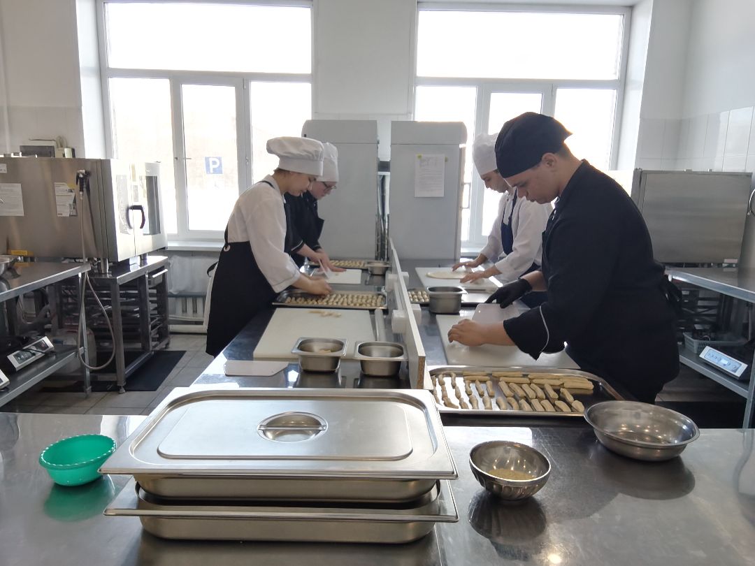 Балашихинский техникум, повара, кондитеры, спецоперация, сухой паёк, помощь военнослужащим, СВО, студенты, хлебные палочки