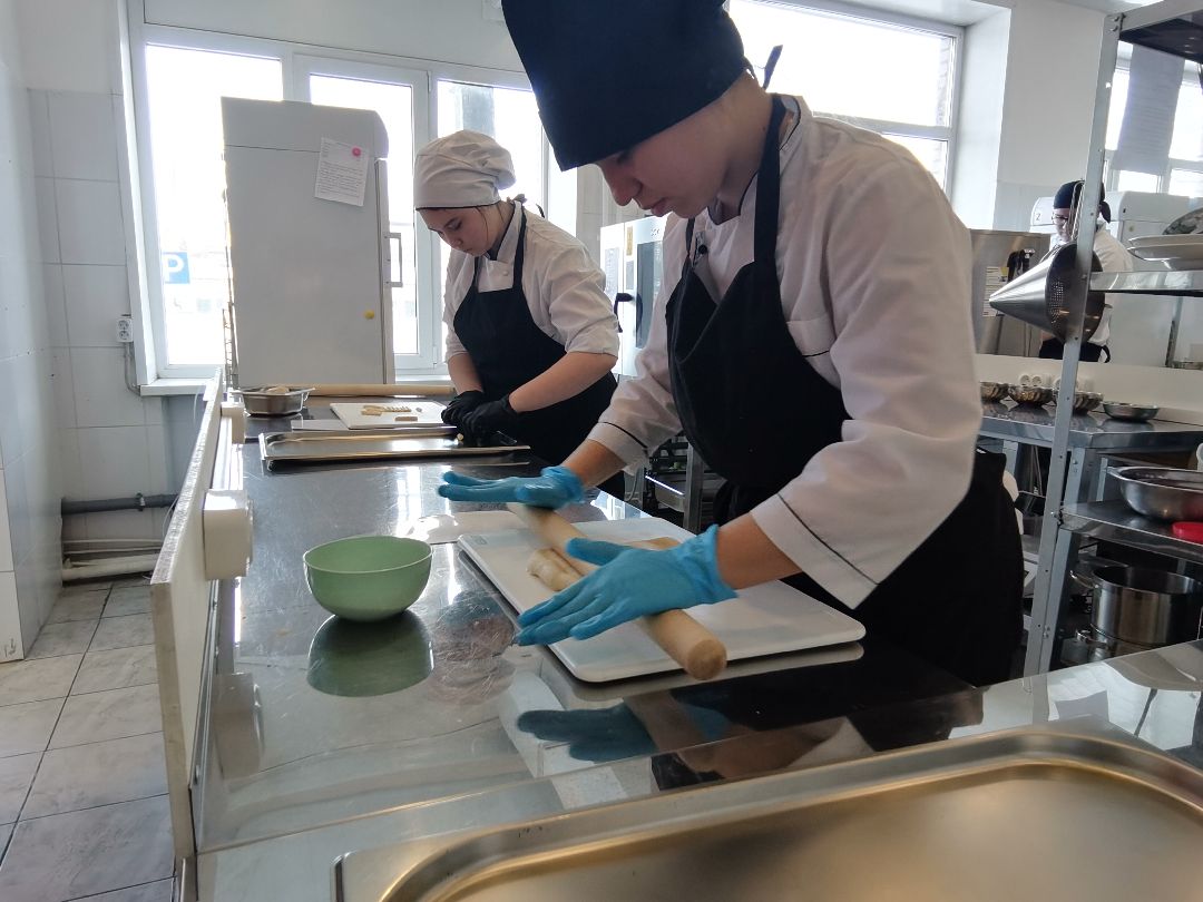 Балашихинский техникум, повара, кондитеры, спецоперация, сухой паёк, помощь военнослужащим, СВО, студенты, хлебные палочки