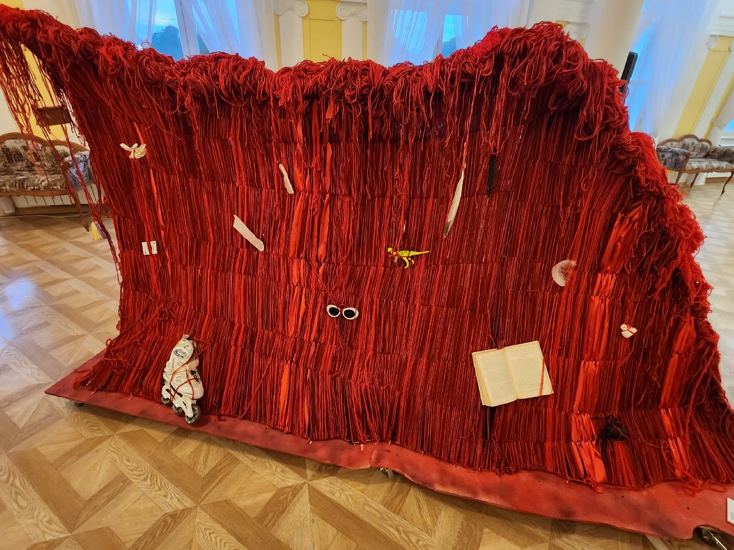 Маша Сидорина, инсталляция, художница, театр Стрела, Нахлынуло,