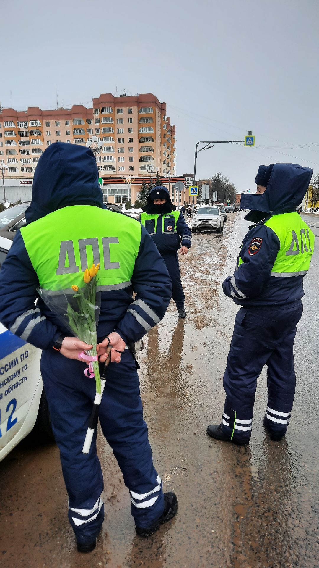 Гибдд, подарок, акция, 8 марта, автоледи, дтп, безопасность, инспектор, ДПС, транспорт, Наро-Фоминск