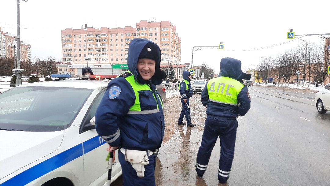 Гибдд, подарок, акция, 8 марта, автоледи, дтп, безопасность, инспектор, ДПС, транспорт, Наро-Фоминск