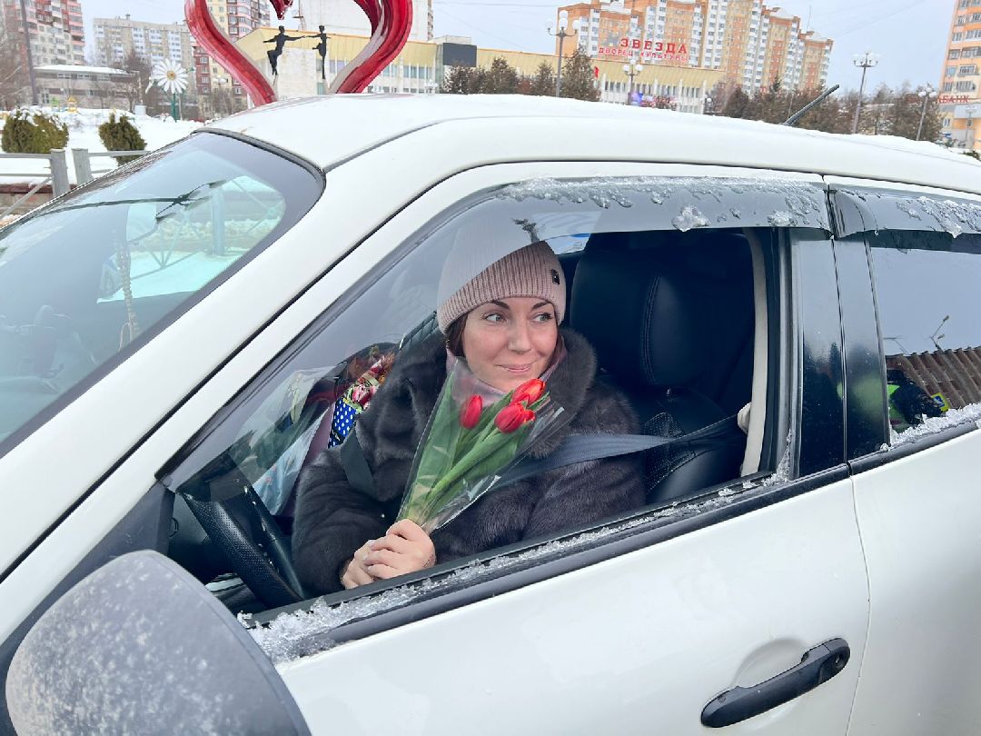 Гибдд, подарок, акция, 8 марта, автоледи, дтп, безопасность, инспектор, ДПС, транспорт, Наро-Фоминск