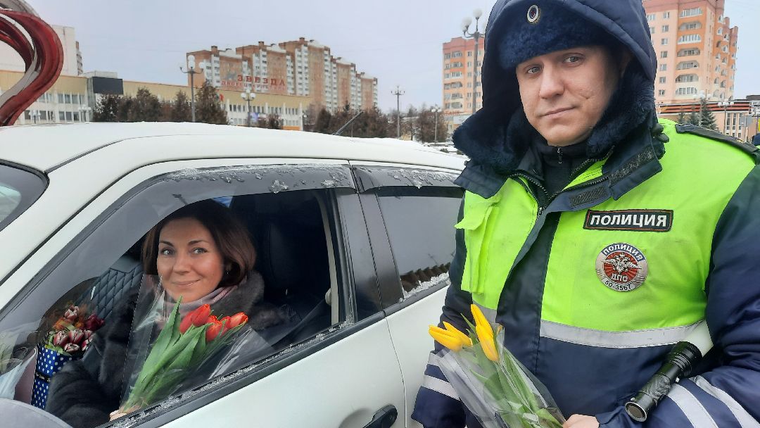 Гибдд, подарок, акция, 8 марта, автоледи, дтп, безопасность, инспектор, ДПС, транспорт, Наро-Фоминск