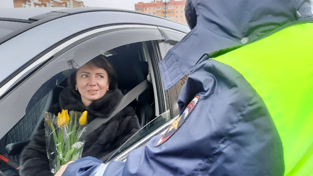 Гибдд, подарок, акция, 8 марта, автоледи, дтп, безопасность, инспектор, ДПС, транспорт, Наро-Фоминск