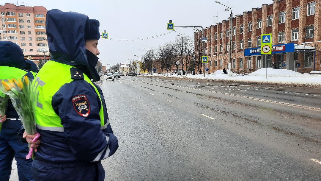 Гибдд, подарок, акция, 8 марта, автоледи, дтп, безопасность, инспектор, ДПС, транспорт, Наро-Фоминск