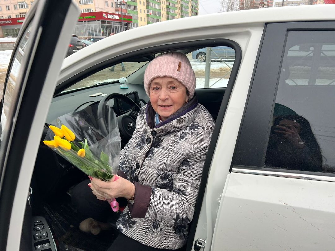 Гибдд, подарок, акция, 8 марта, автоледи, дтп, безопасность, инспектор, ДПС, транспорт, Наро-Фоминск