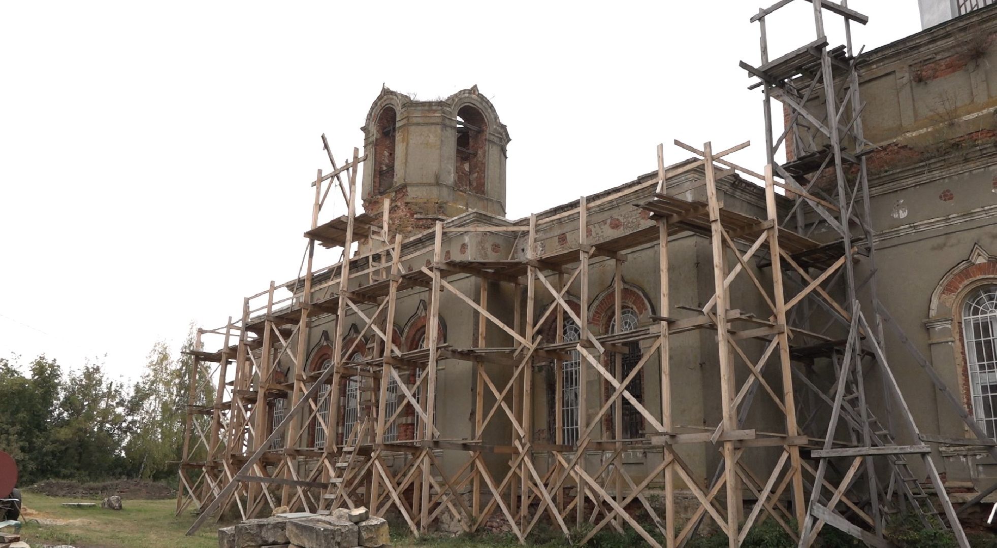 хор Апрель, восстановление храма,