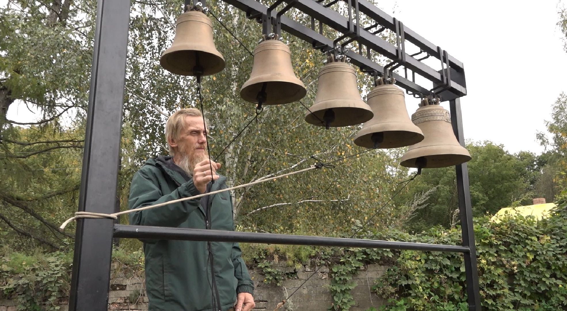 хор Апрель, восстановление храма,