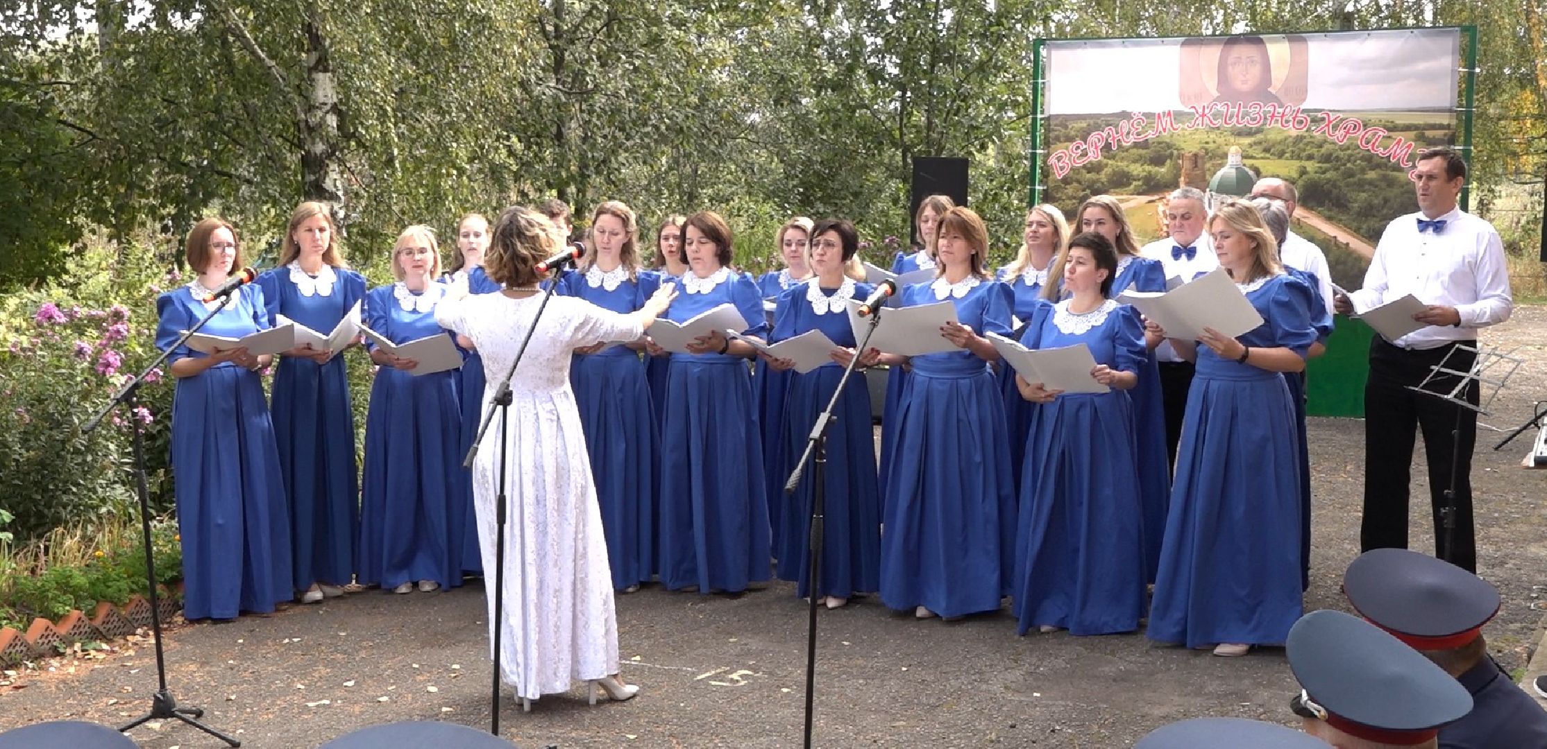 хор Апрель, восстановление храма,