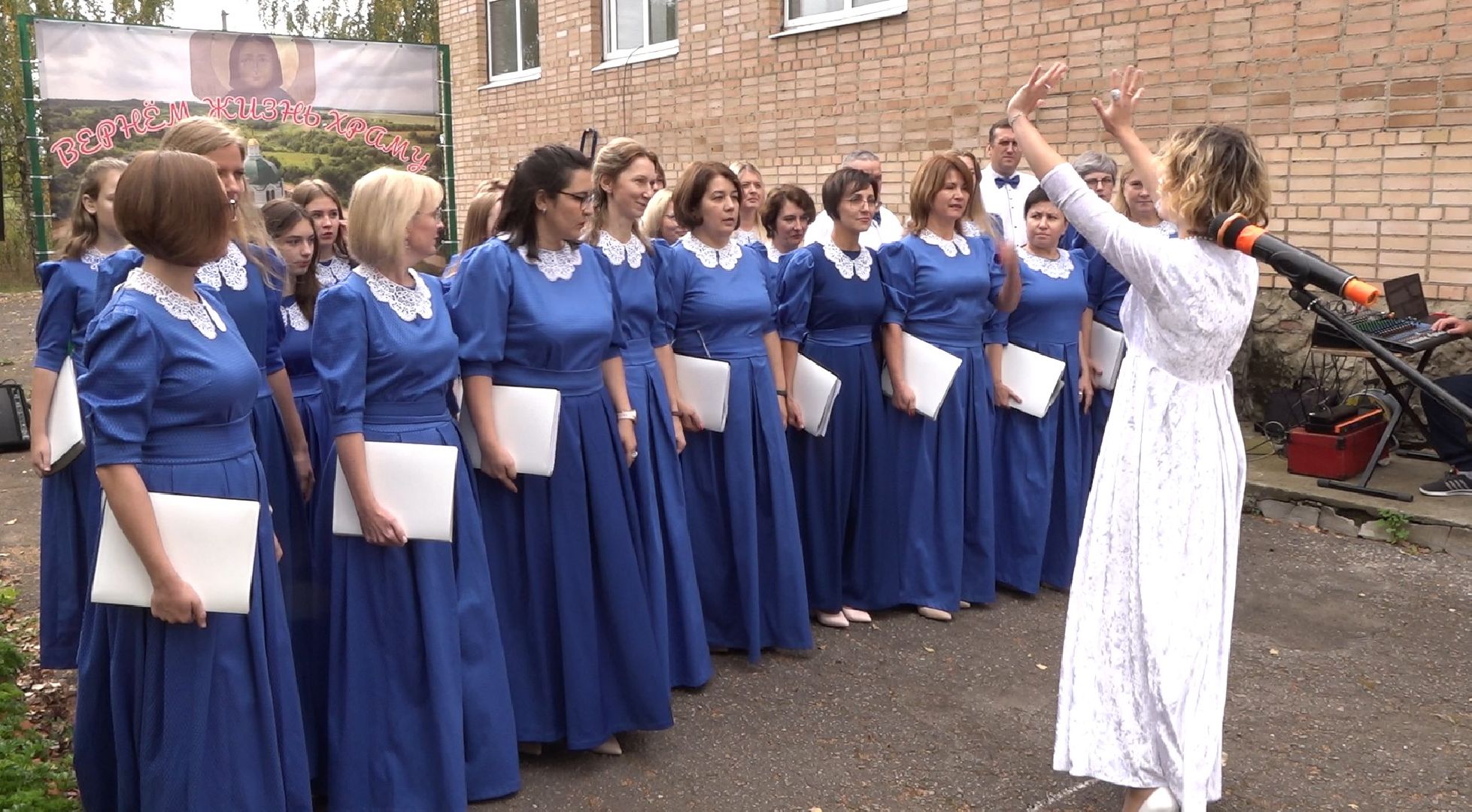 хор Апрель, восстановление храма,