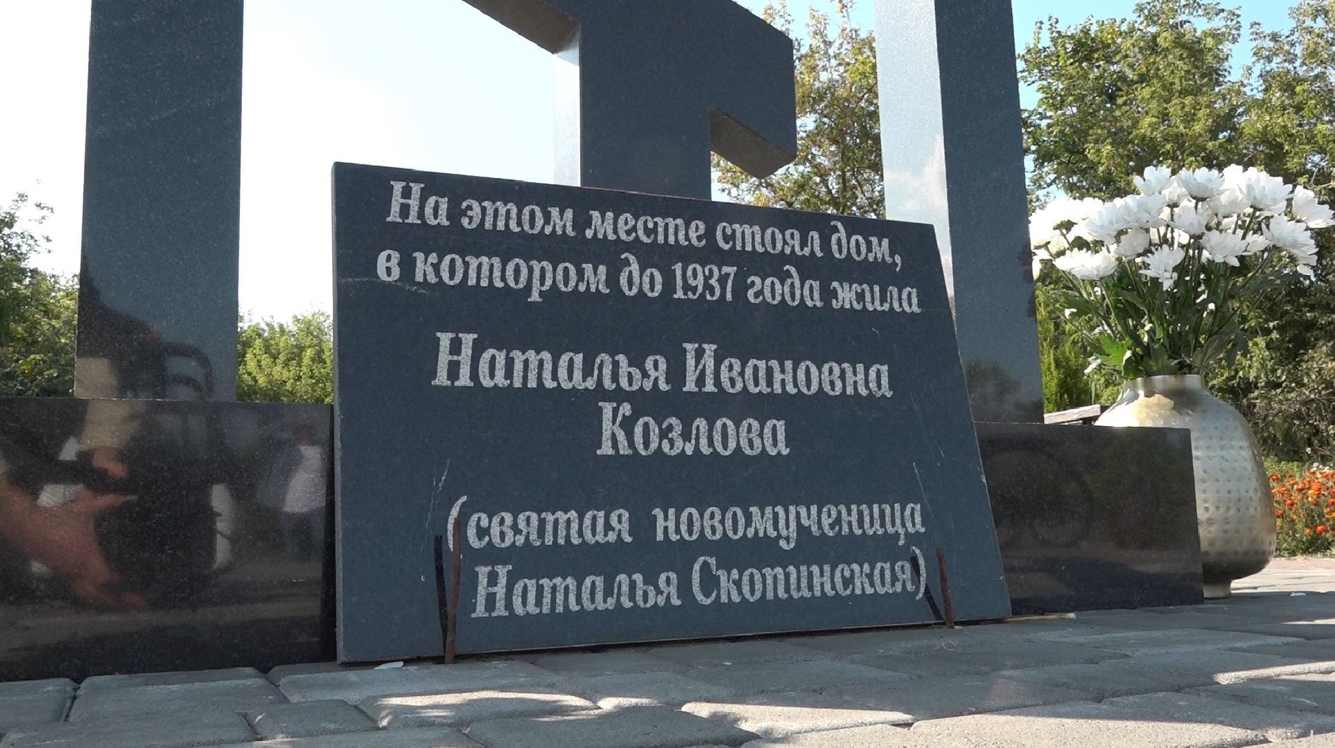 хор Апрель, восстановление храма,