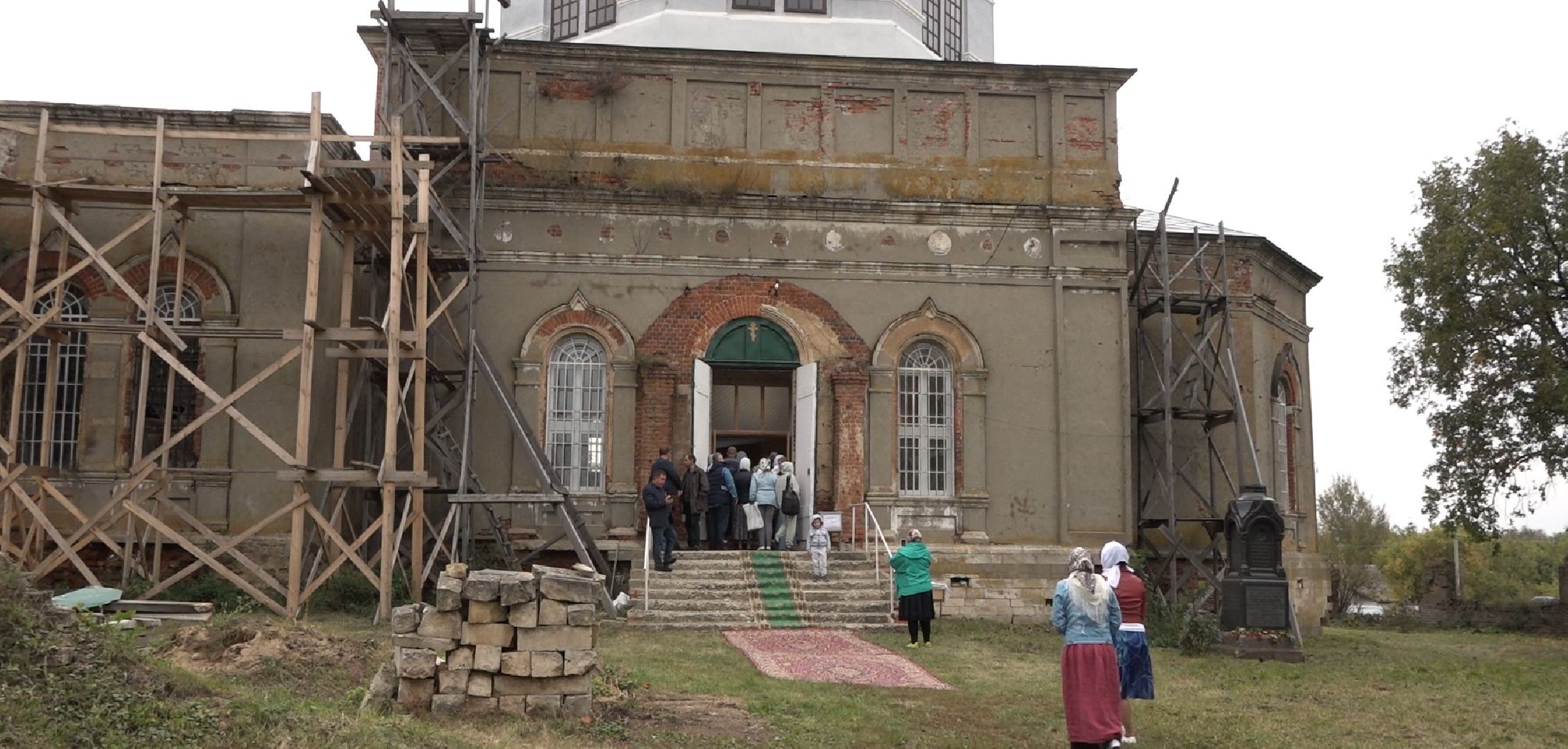 хор Апрель, восстановление храма,