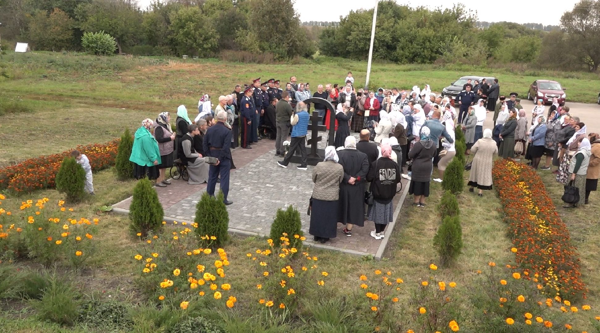 хор Апрель, восстановление храма,