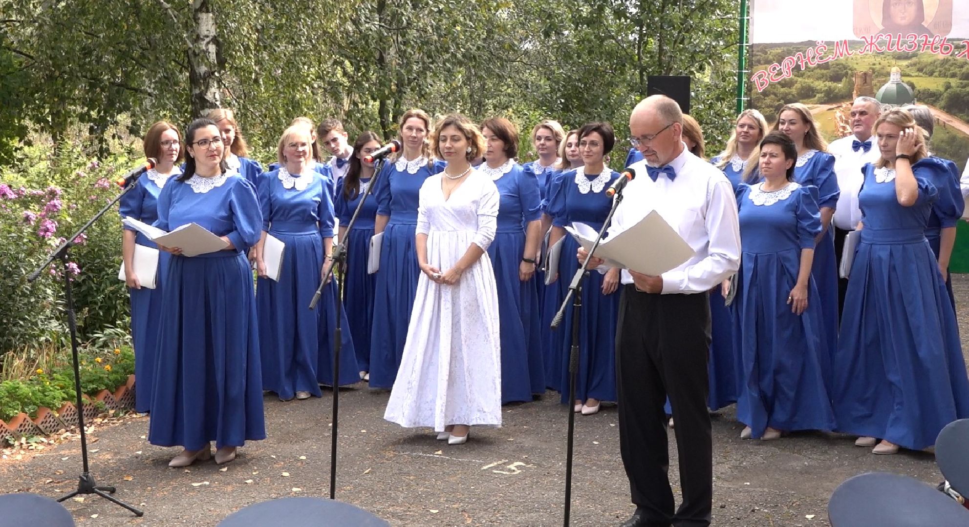 хор Апрель, восстановление храма,