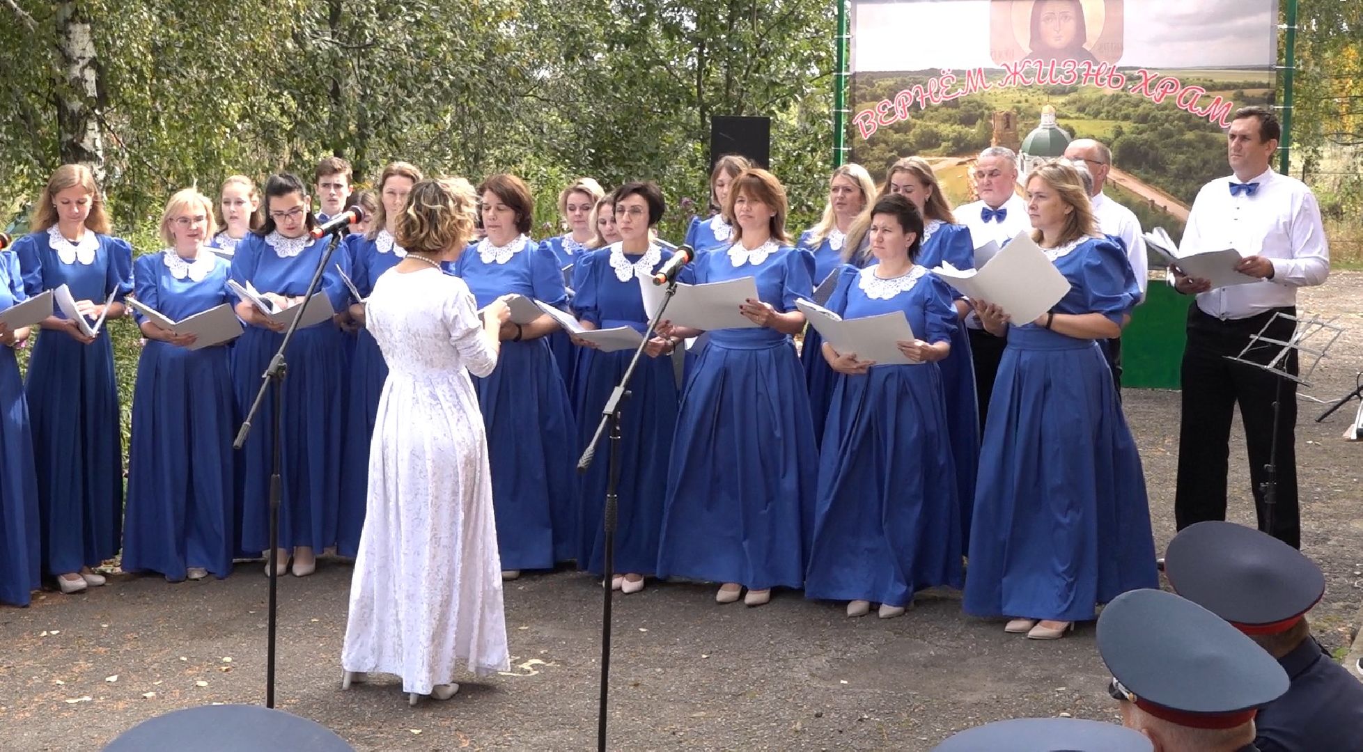 хор Апрель, восстановление храма,