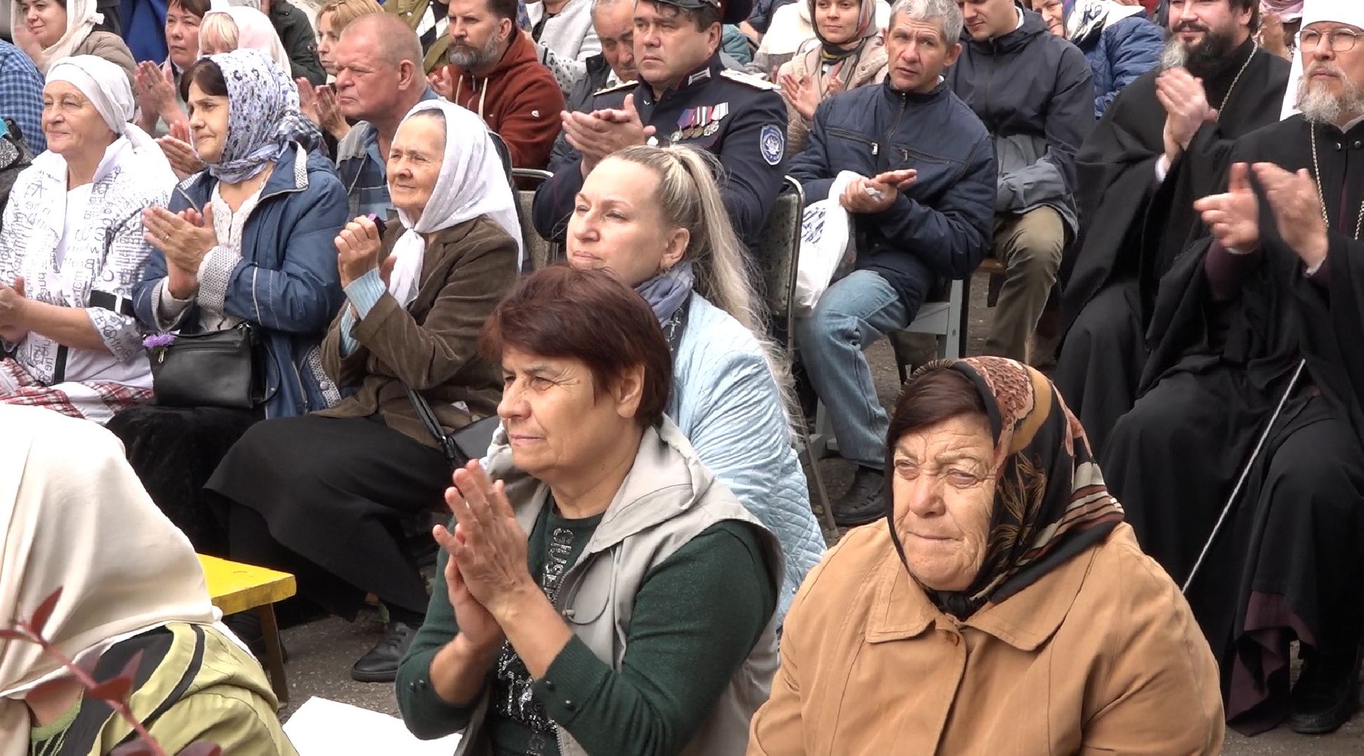 хор Апрель, восстановление храма,