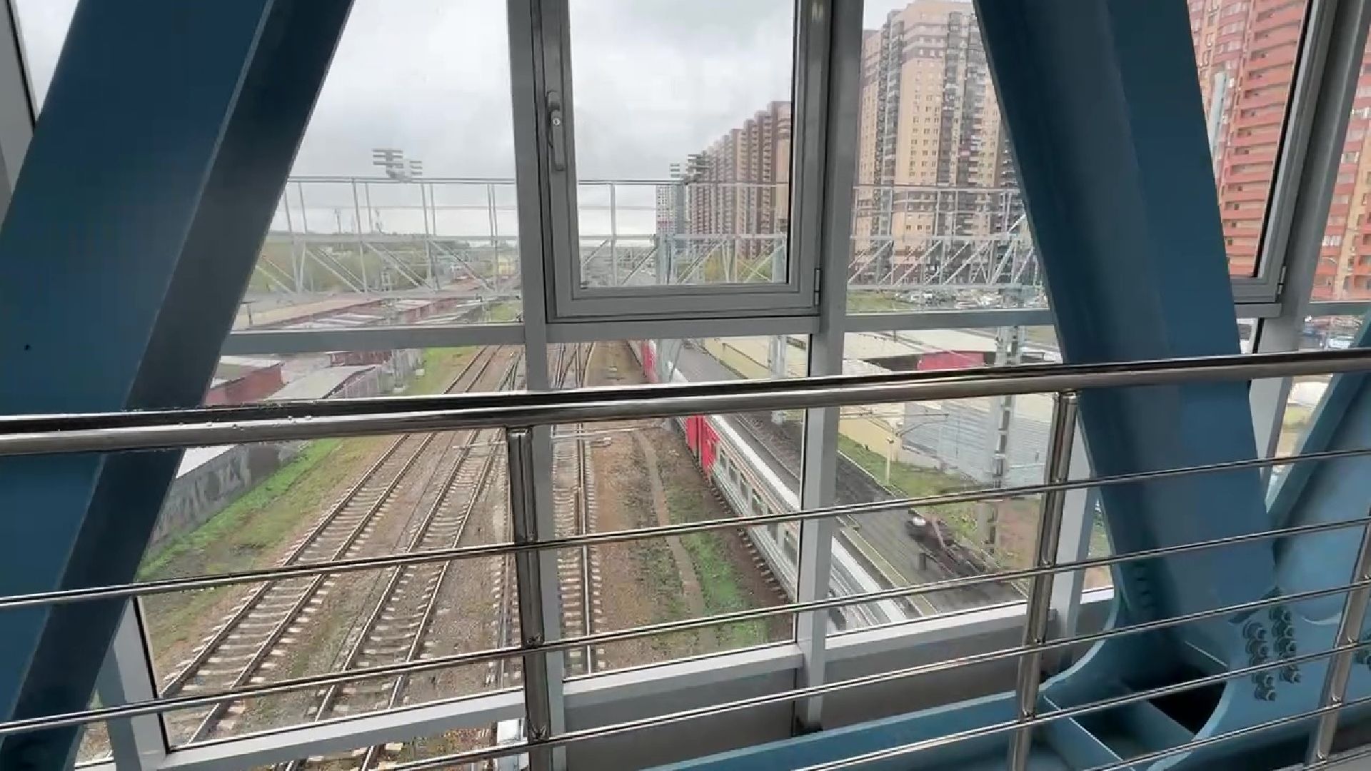 Реутов, переход, стекла, темнота, свет, пленка,