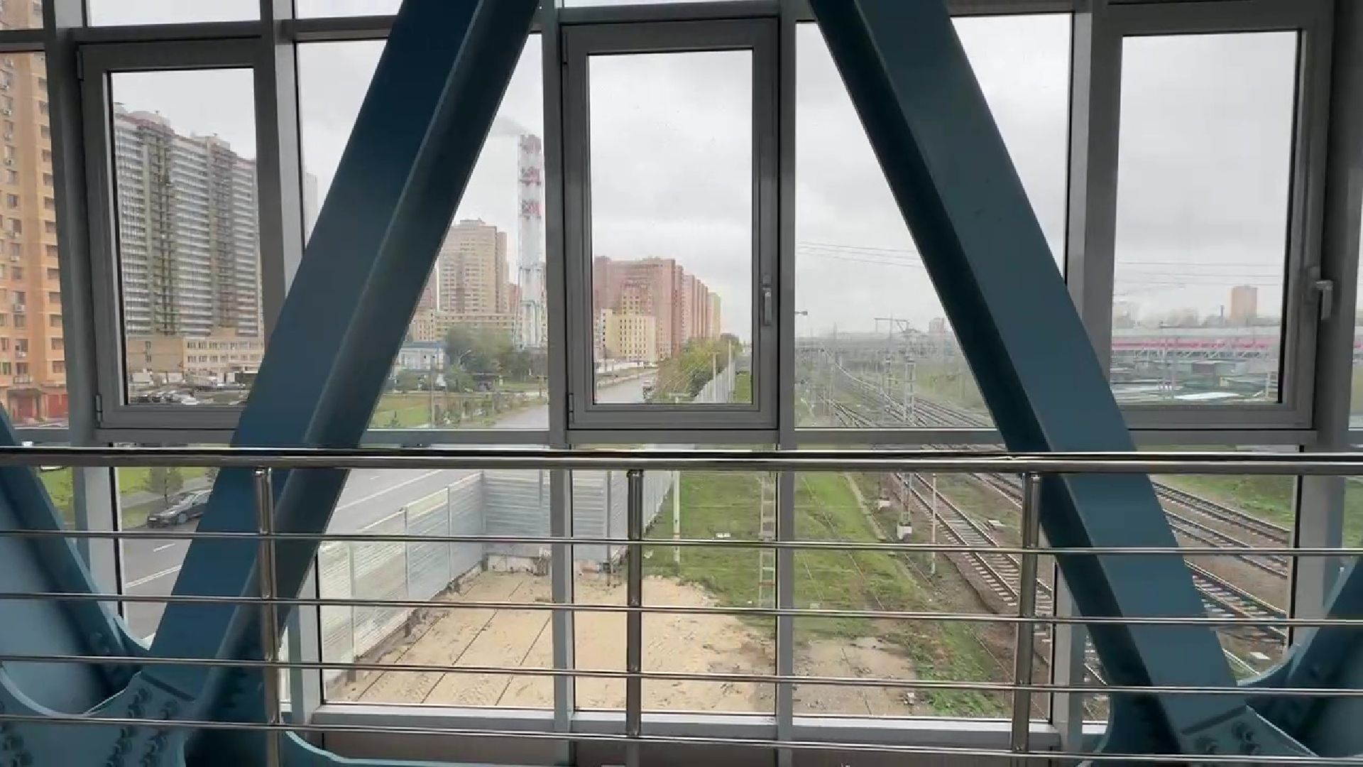 Реутов, переход, стекла, темнота, свет, пленка,