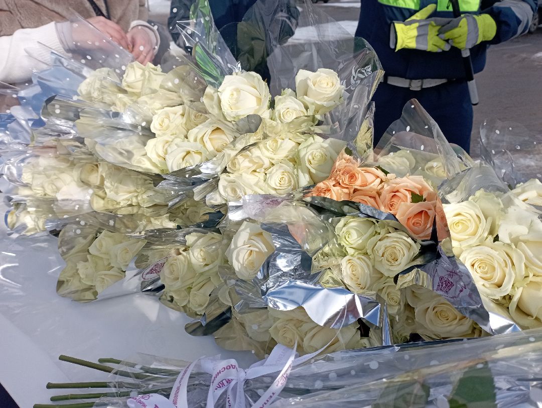 цветыдляавтоледи авторадио госавтоинспекция международныйженскийдень Дубна Подмосковье