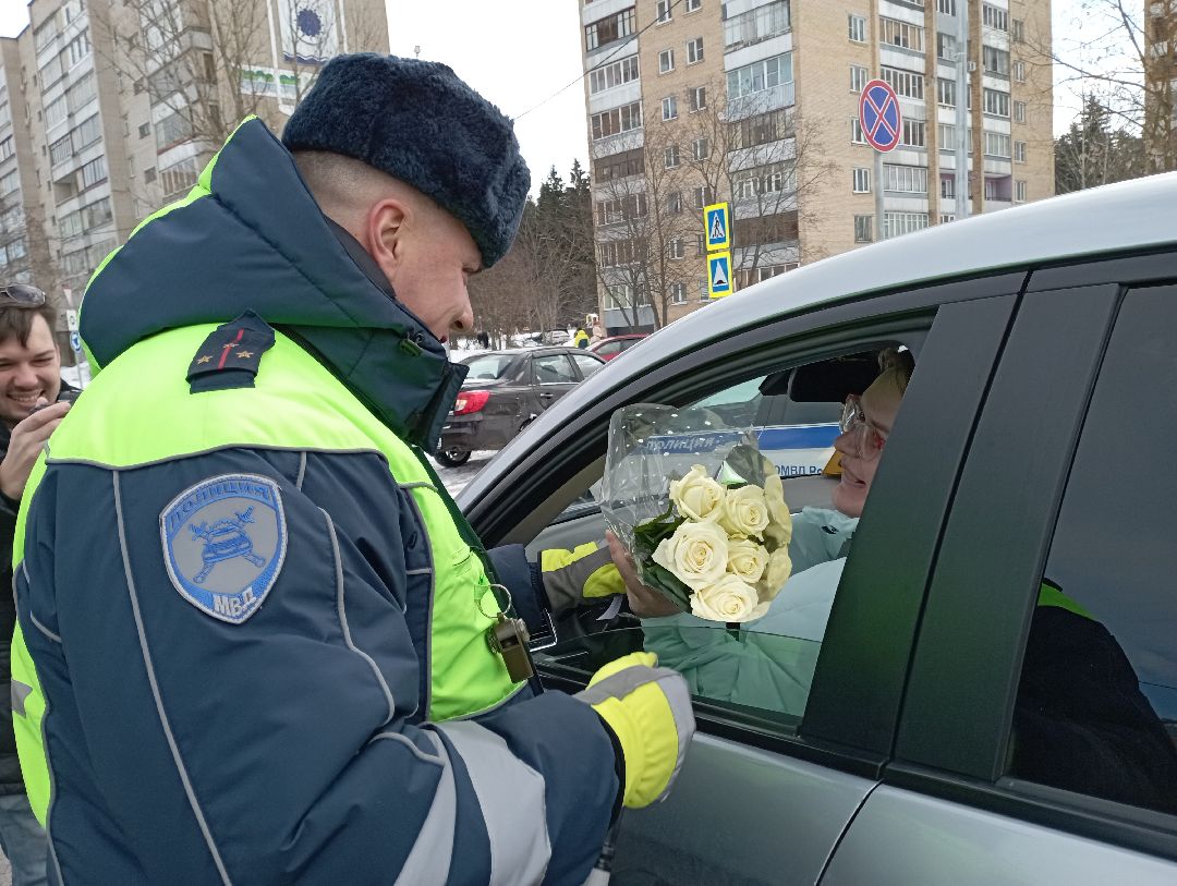 цветыдляавтоледи авторадио госавтоинспекция международныйженскийдень Дубна Подмосковье