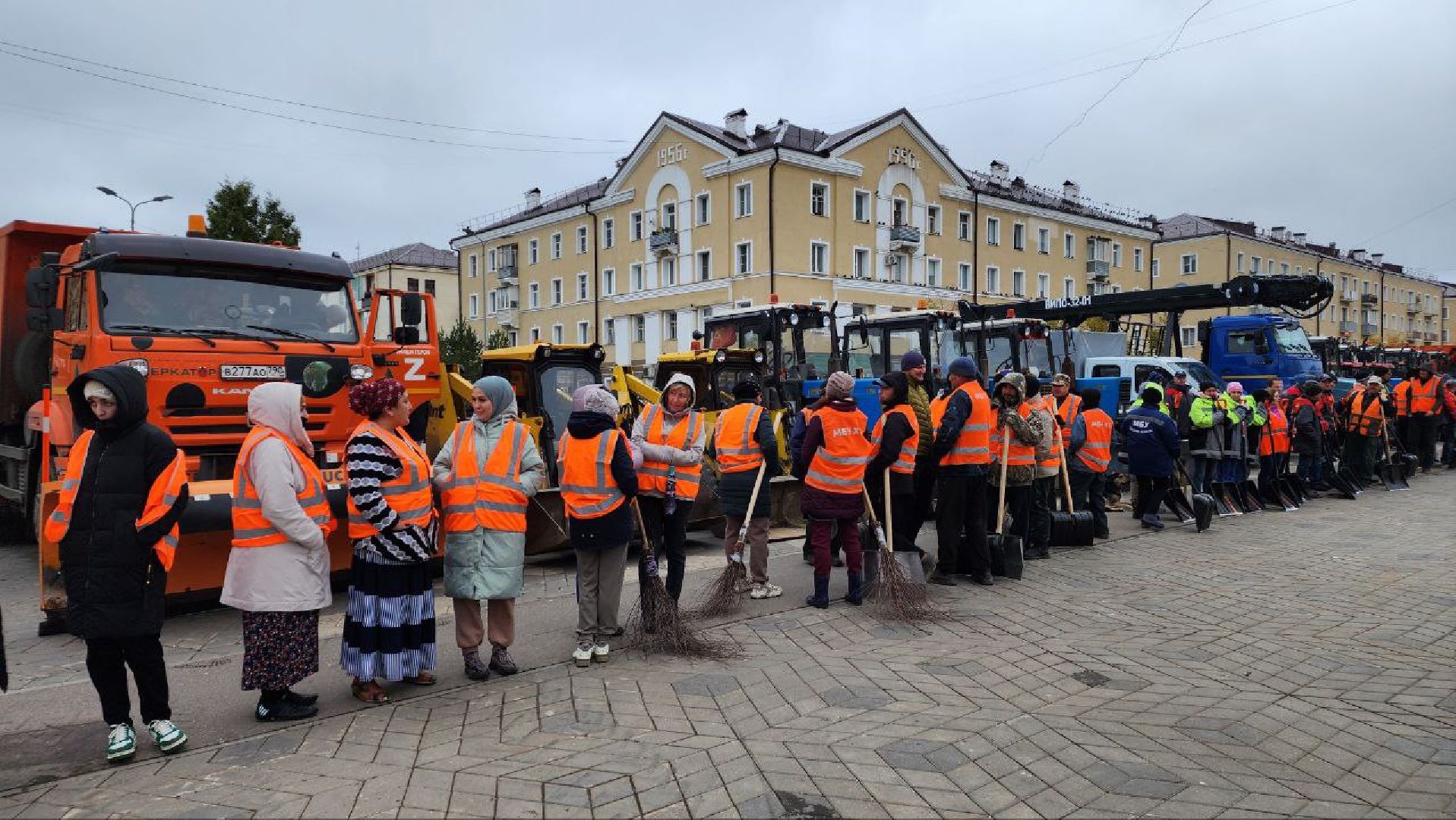 ЖКХ, коммунальное хозяйство, коммунальщики, уборка дворов, смотр техники, Лосино-Петровский, ГУСТ,