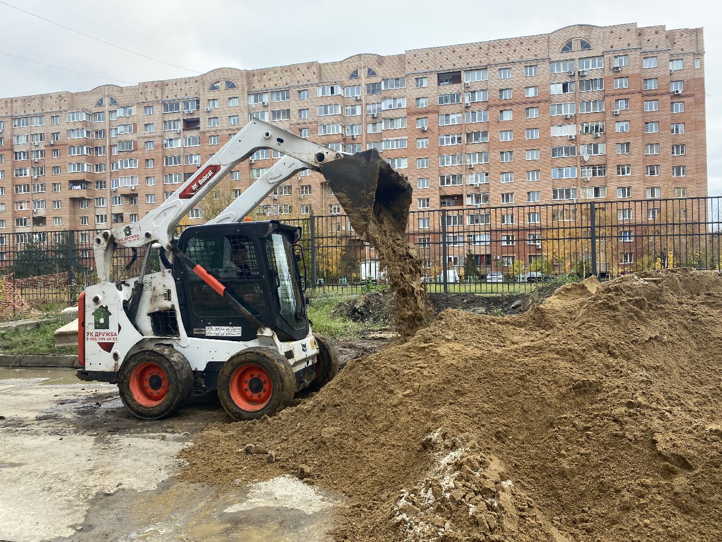 Домодедово, Подмосковье, жкх, благоустройство, зимний период, снегоуборочная техника, управляющая компания, дворник, спецтехника, трактор JCB, уборка территорий, уборка дворов,