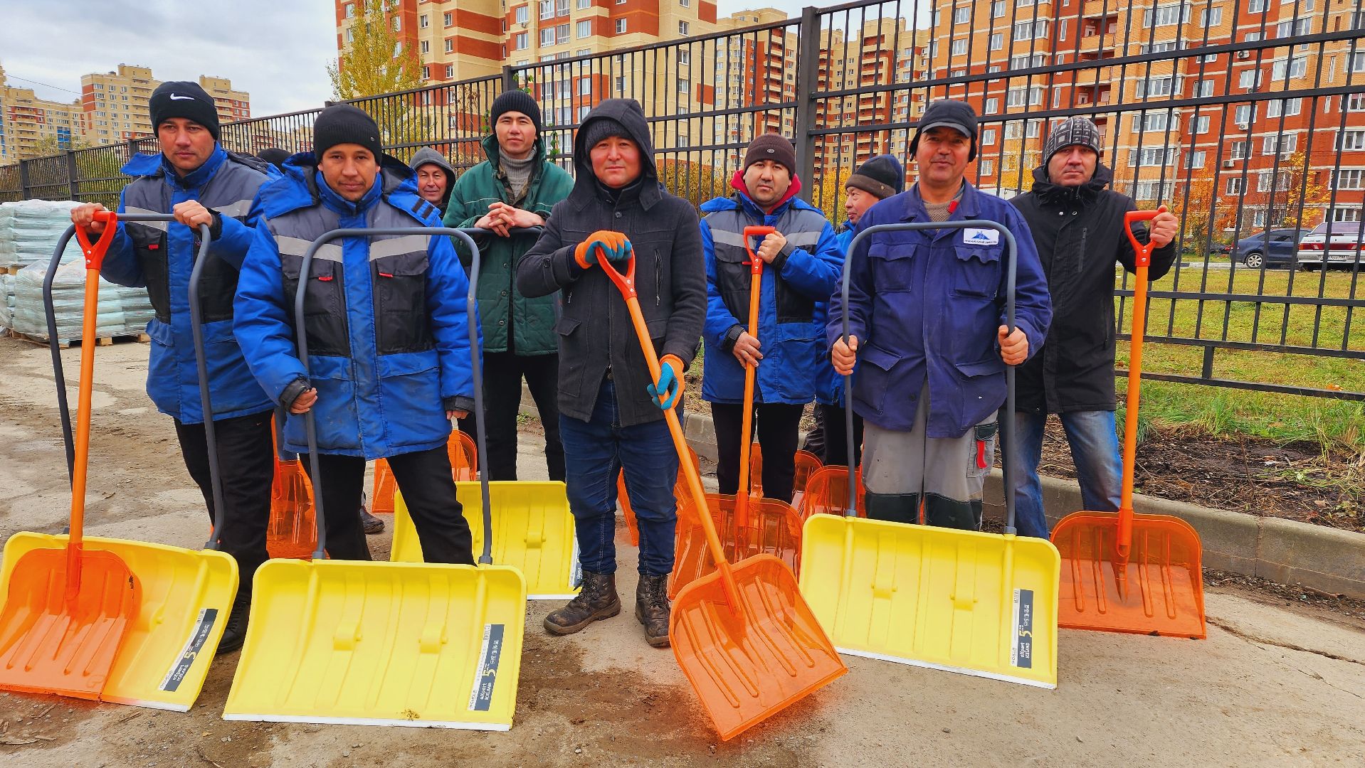 Домодедово, Подмосковье, жкх, благоустройство, зимний период, снегоуборочная техника, управляющая компания, дворник, спецтехника, трактор JCB, уборка территорий, уборка дворов,
