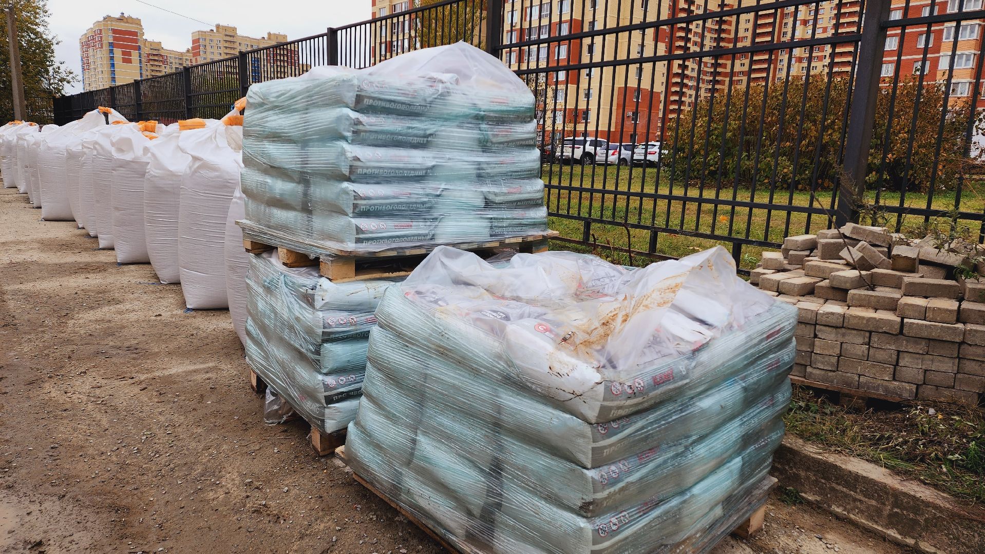 Домодедово, Подмосковье, жкх, благоустройство, зимний период, снегоуборочная техника, управляющая компания, дворник, спецтехника, трактор JCB, уборка территорий, уборка дворов,