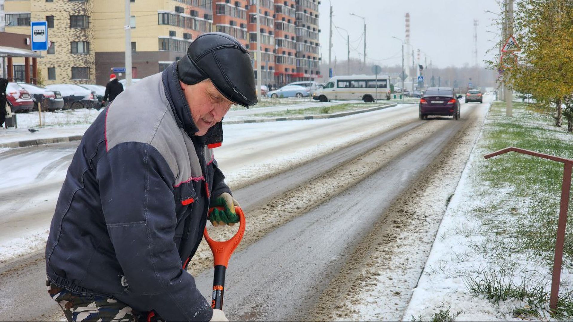 первый снег, уборка снега, уборка дорог, ЖКХ, Лосино-Петровский,