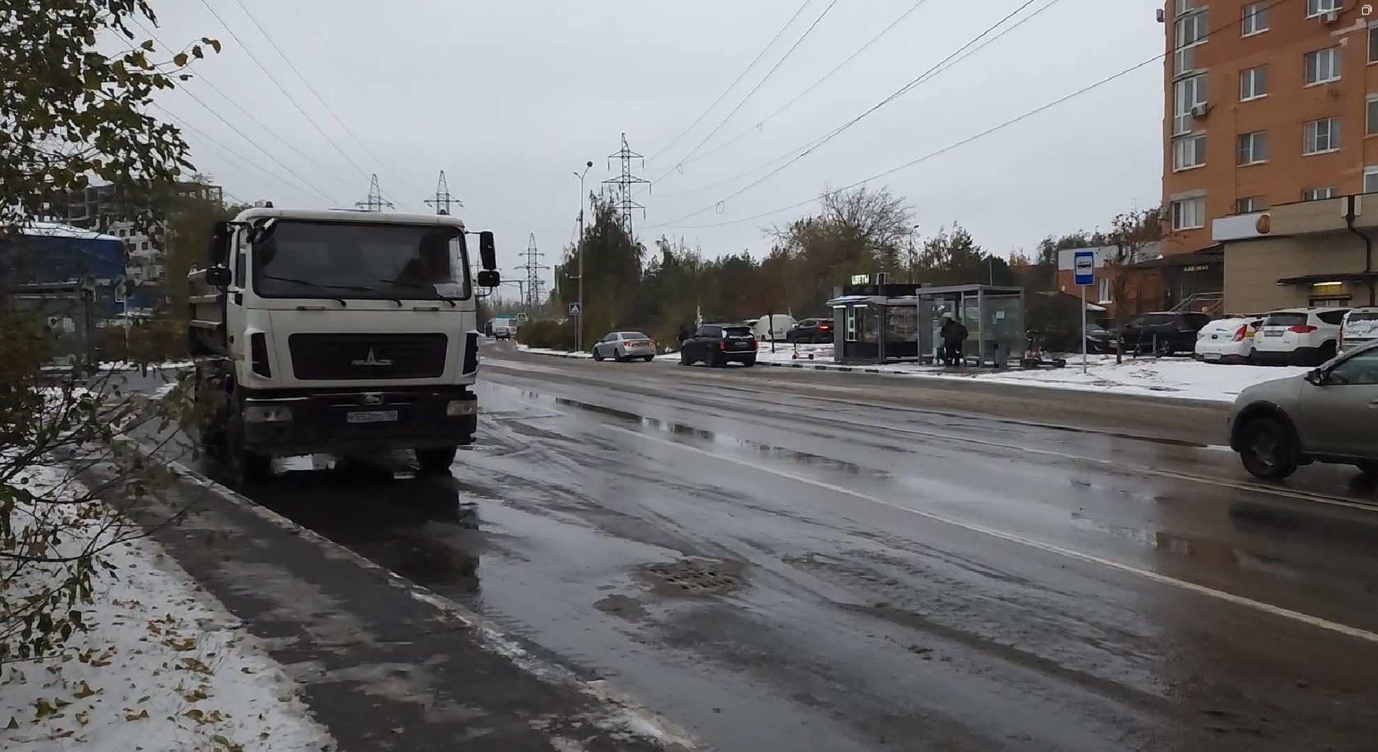 уборка улиц, первый снег, обработка снега, Котельники,