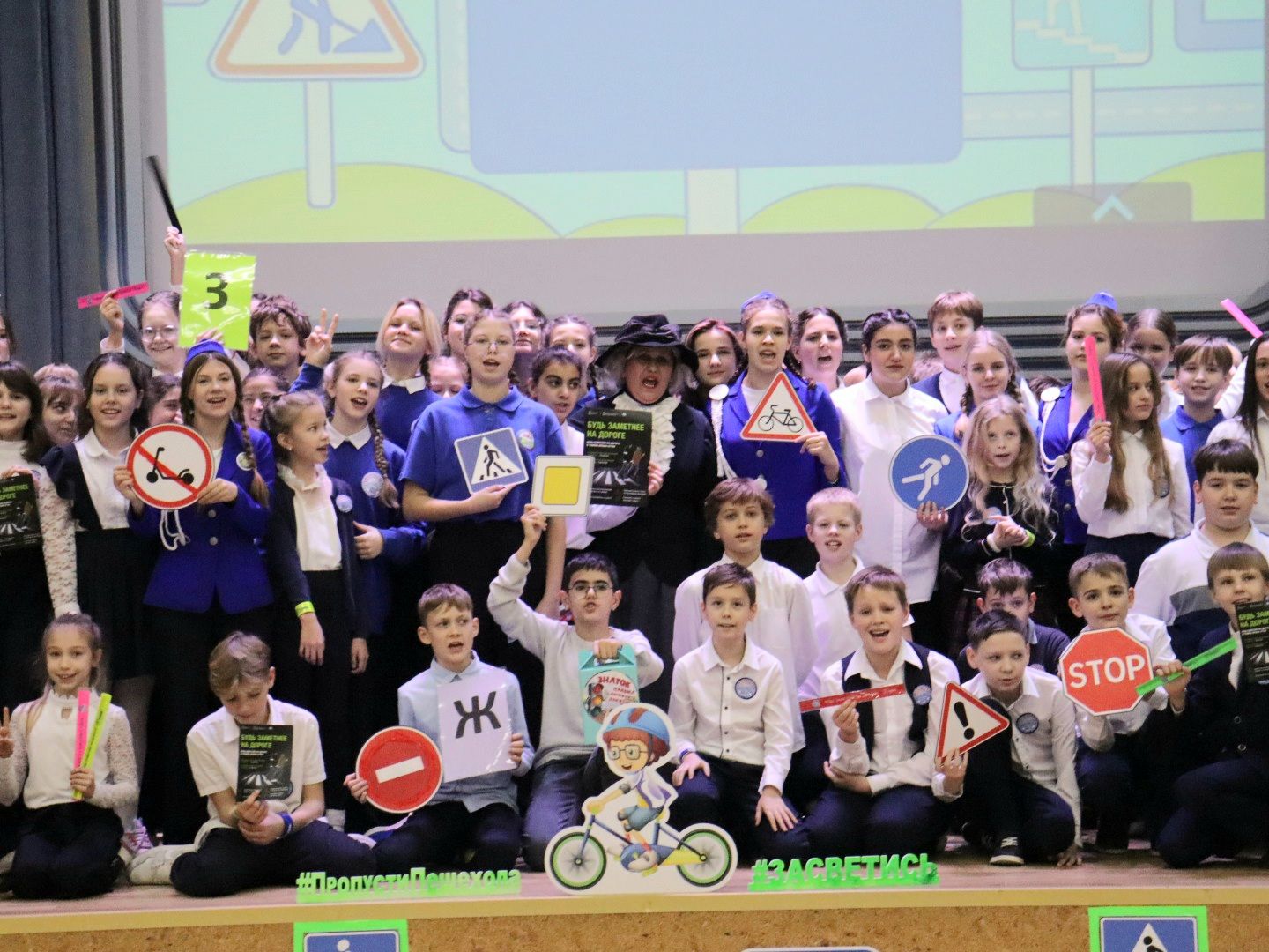 домодедово, отряд ЮИД, юные инспекторы, СОШ 8, пропаганда бдд, светоотражающие элементы, световозвращатели, ПДД, дорожное движение, фликеры, флешмоб, ОГИБДД,