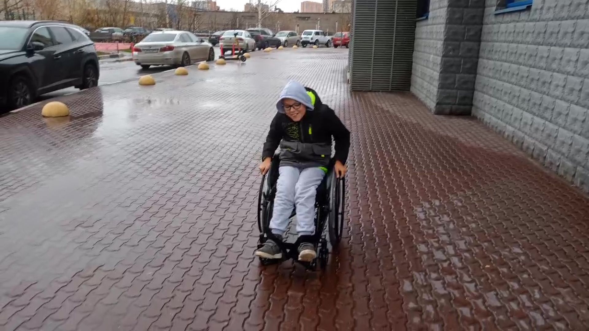 Реутов, добрый вещи, благотворительность, проект, коляска инвалиду,