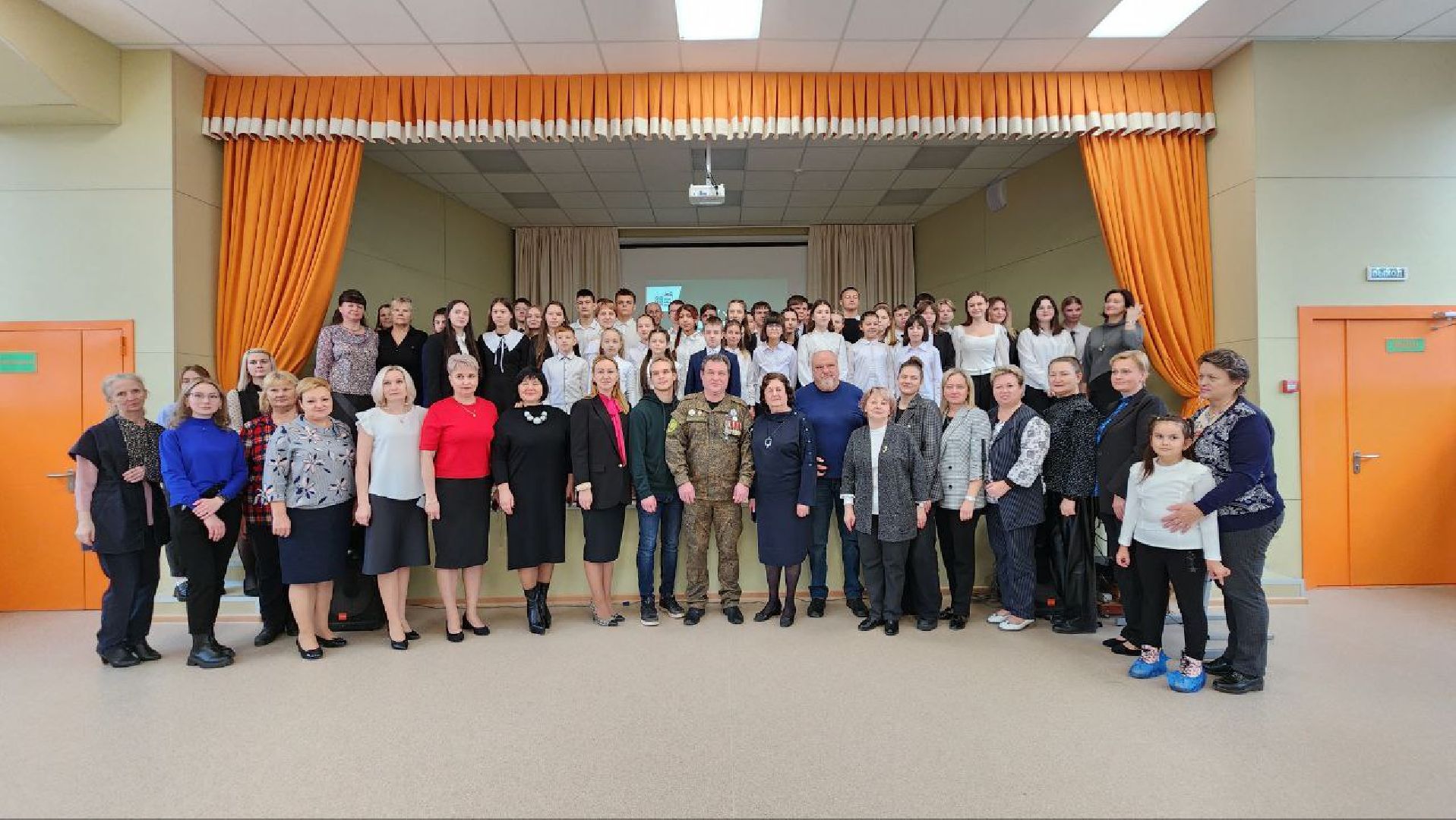парта героя, школа, участник СВО, Лосино-Петровский, день народного единства,