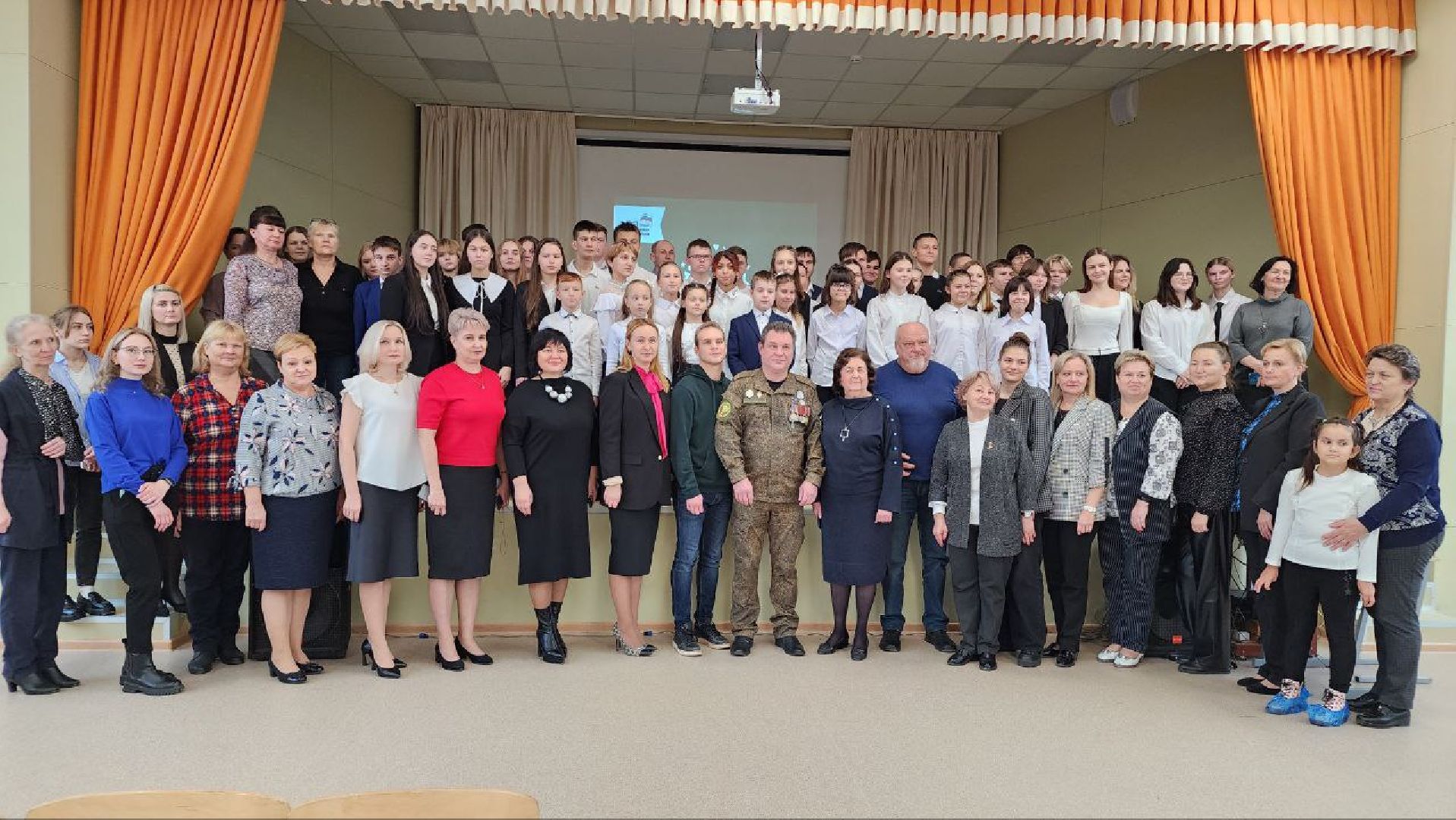 парта героя, школа, участник СВО, Лосино-Петровский, день народного единства,