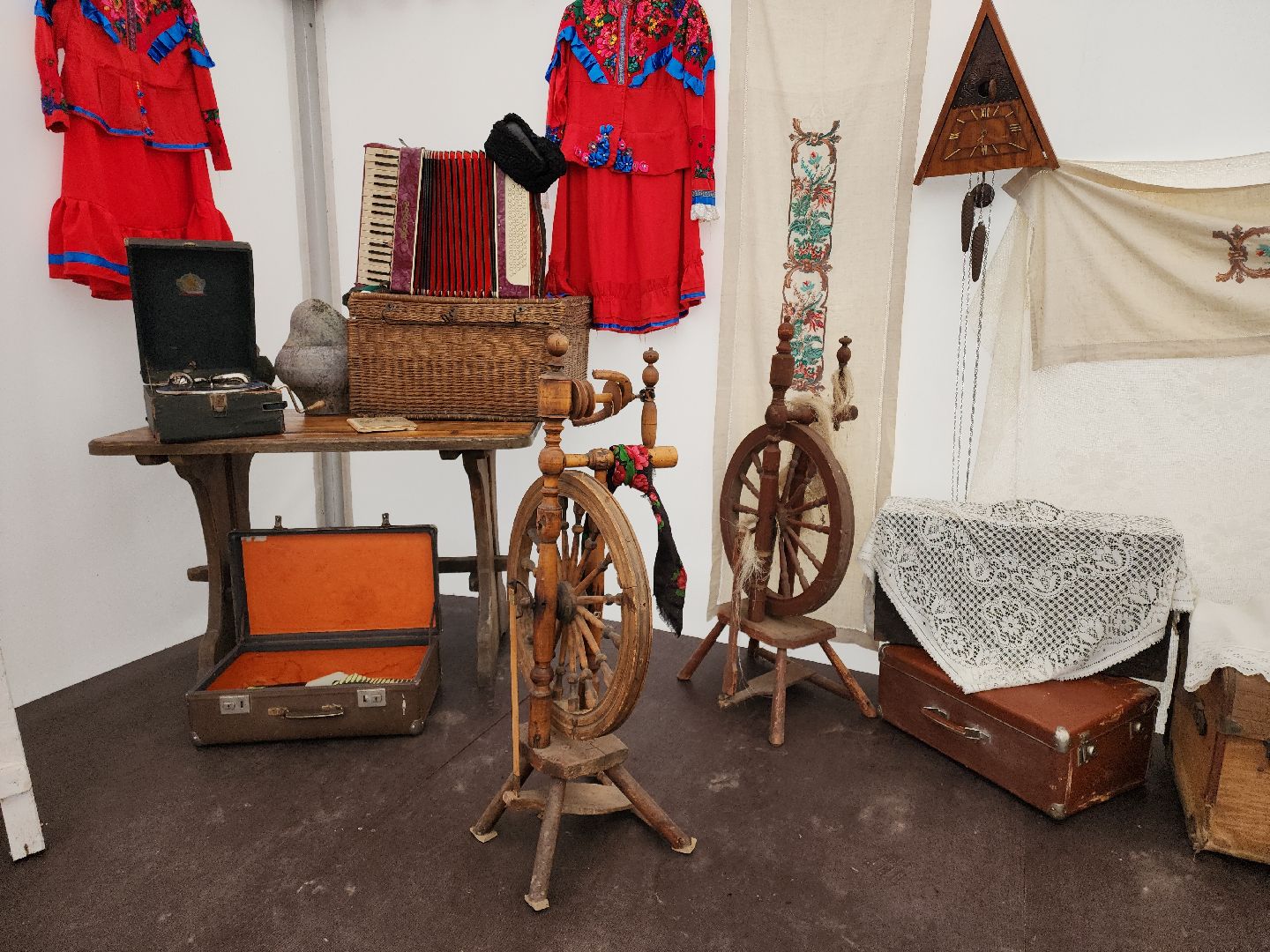 Кашира, городской парк, день народного единства, выставка, предметы быта, антиквариат, старинные вещи, прялка, патефон,