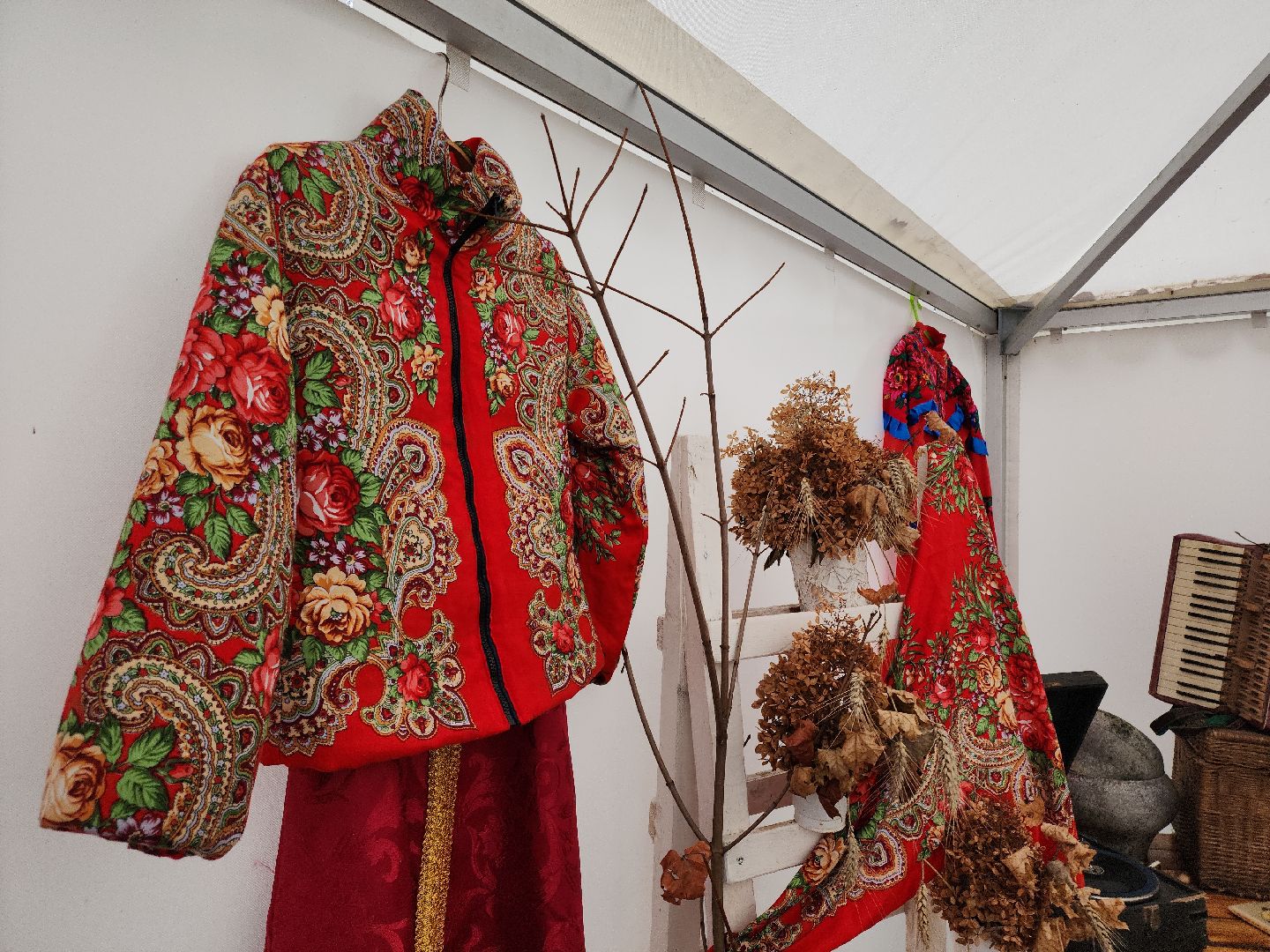 Кашира, городской парк, день народного единства, выставка, предметы быта, антиквариат, старинные вещи, прялка, патефон,