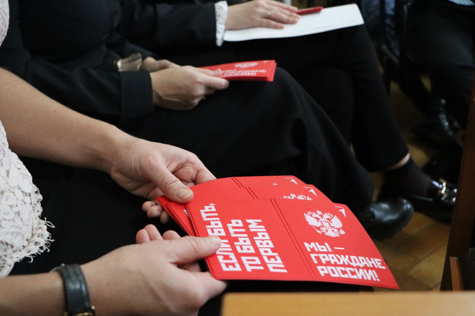 Серебряные Пруды, Вручение паспортов, движение первых,